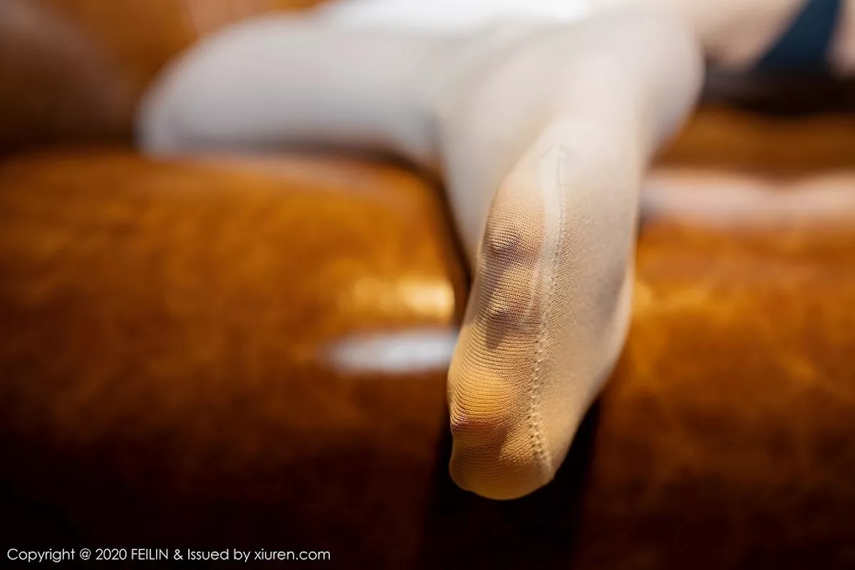 秀人集.com_[FeiLin嗲囡囡]VOL.335_嫩模鱼子酱Fish私房古典旗袍配白丝袜秀完美身材诱惑写真70P