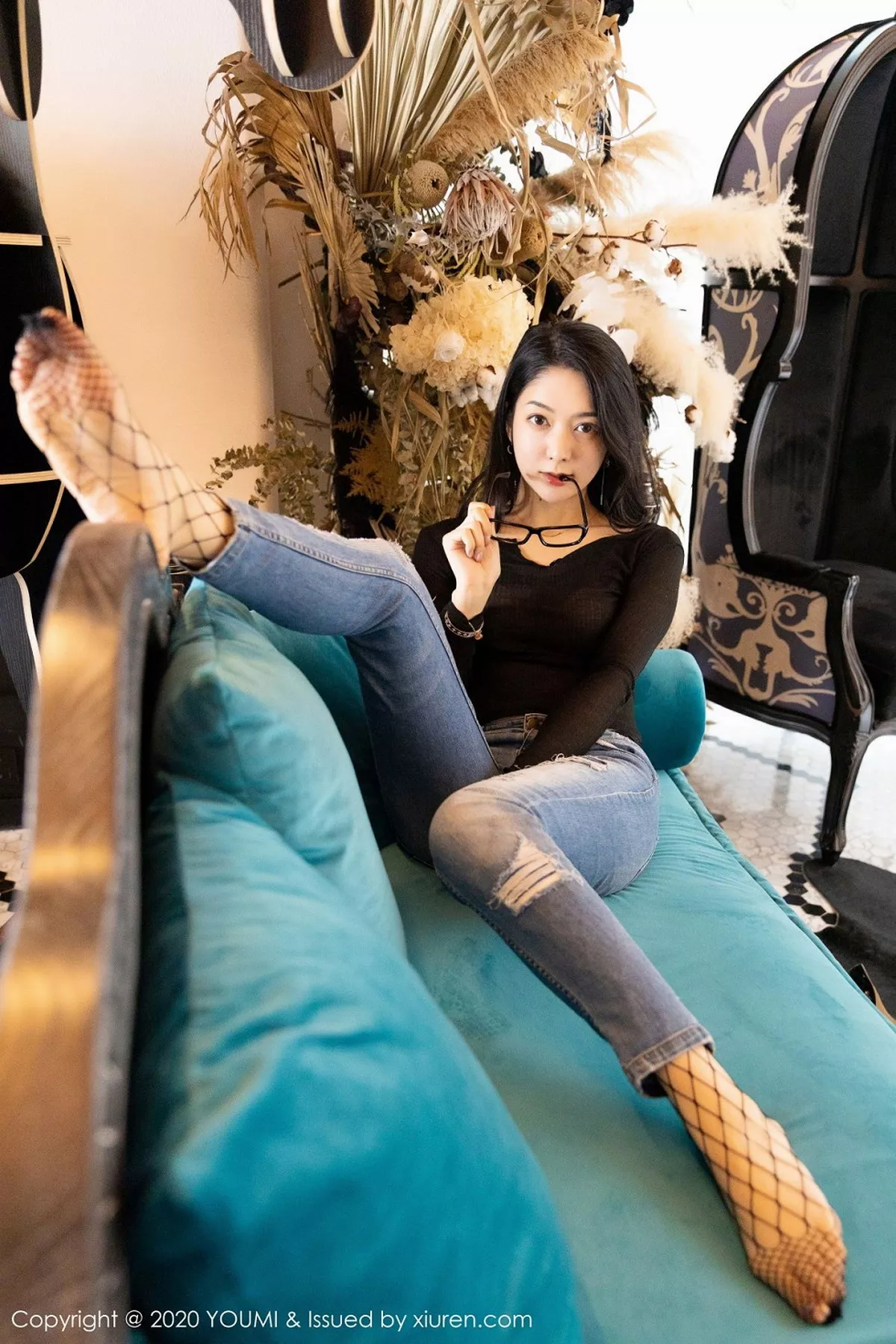 秀人集.com_[YouMi尤蜜荟]Vol.509_女神Angela小热巴大理旅拍脱牛仔裤露黑丝网袜撩人诱惑写真81P