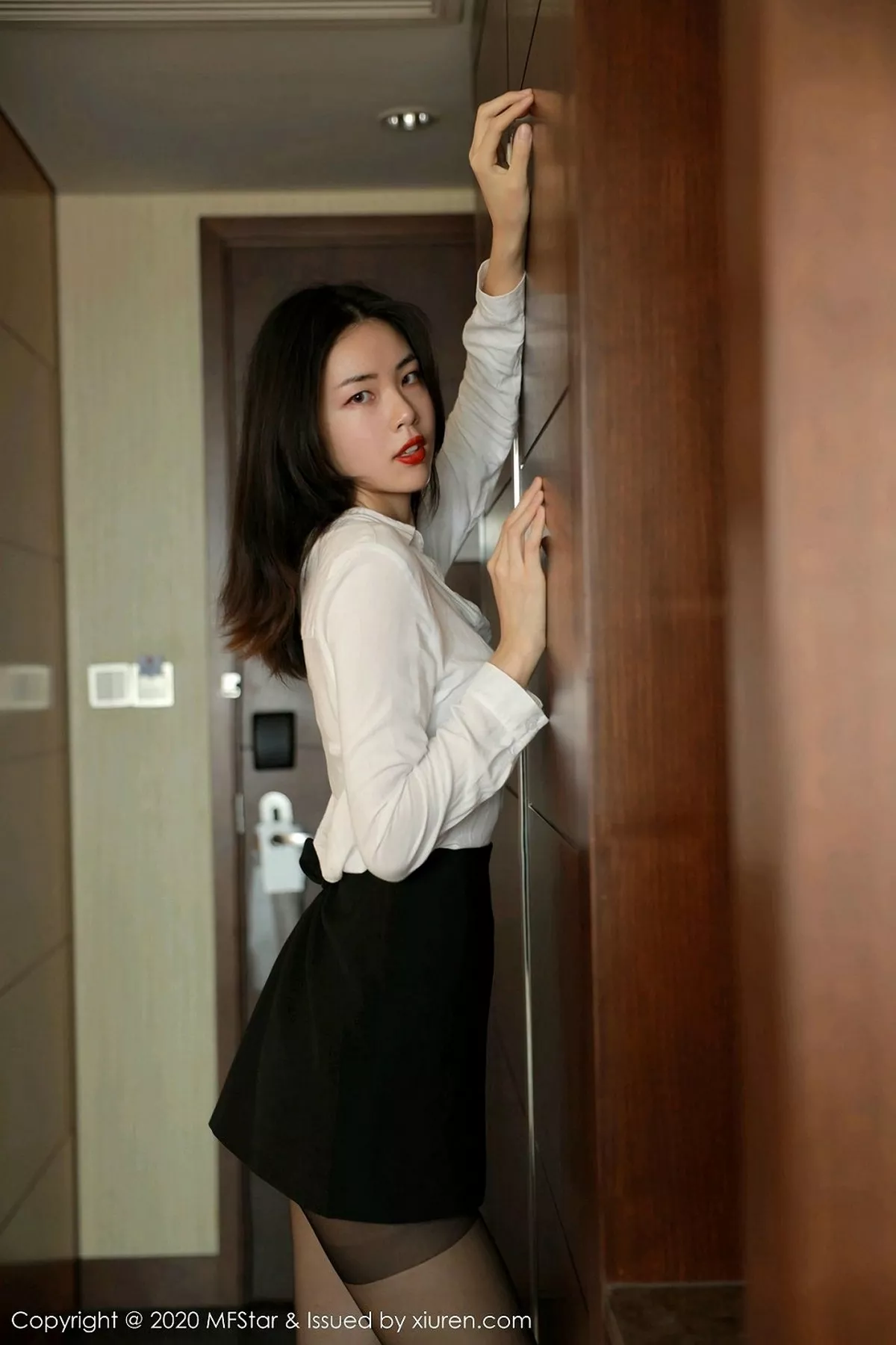 秀人集.com_[MFStar模范学院]Vol.371_嫩模噜噜妞儿经典职场0L主题黑短裙配黑丝裤袜诱惑写真56P