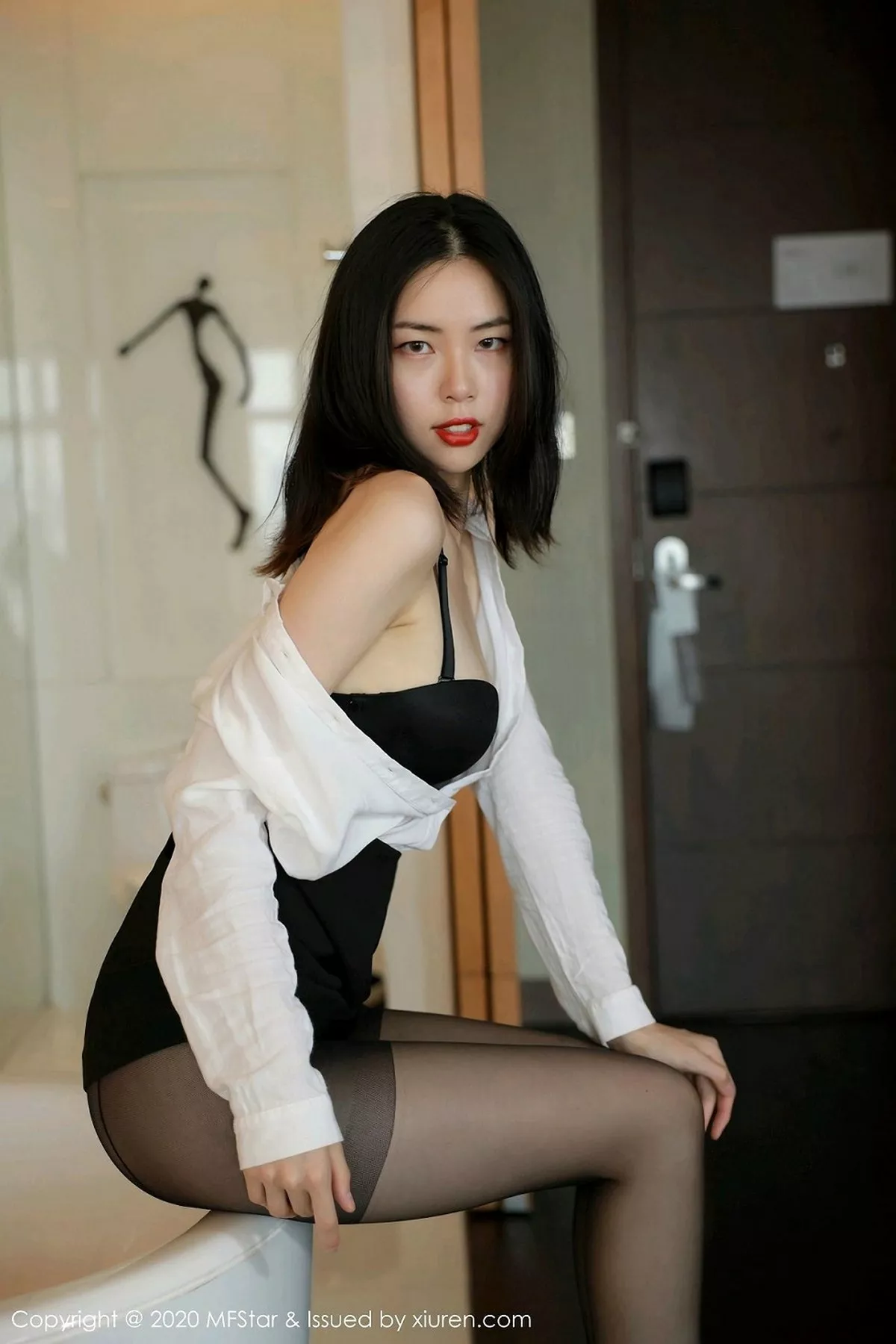 秀人集.com_[MFStar模范学院]Vol.371_嫩模噜噜妞儿经典职场0L主题黑短裙配黑丝裤袜诱惑写真56P