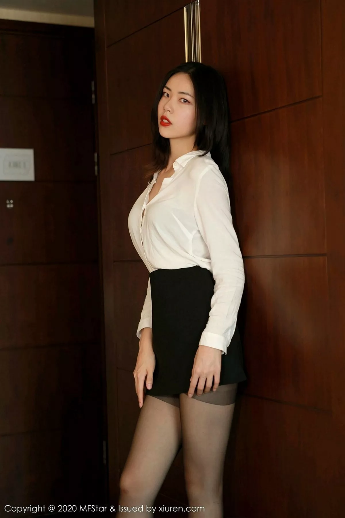 秀人集.com_[MFStar模范学院]Vol.371_嫩模噜噜妞儿经典职场0L主题黑短裙配黑丝裤袜诱惑写真56P