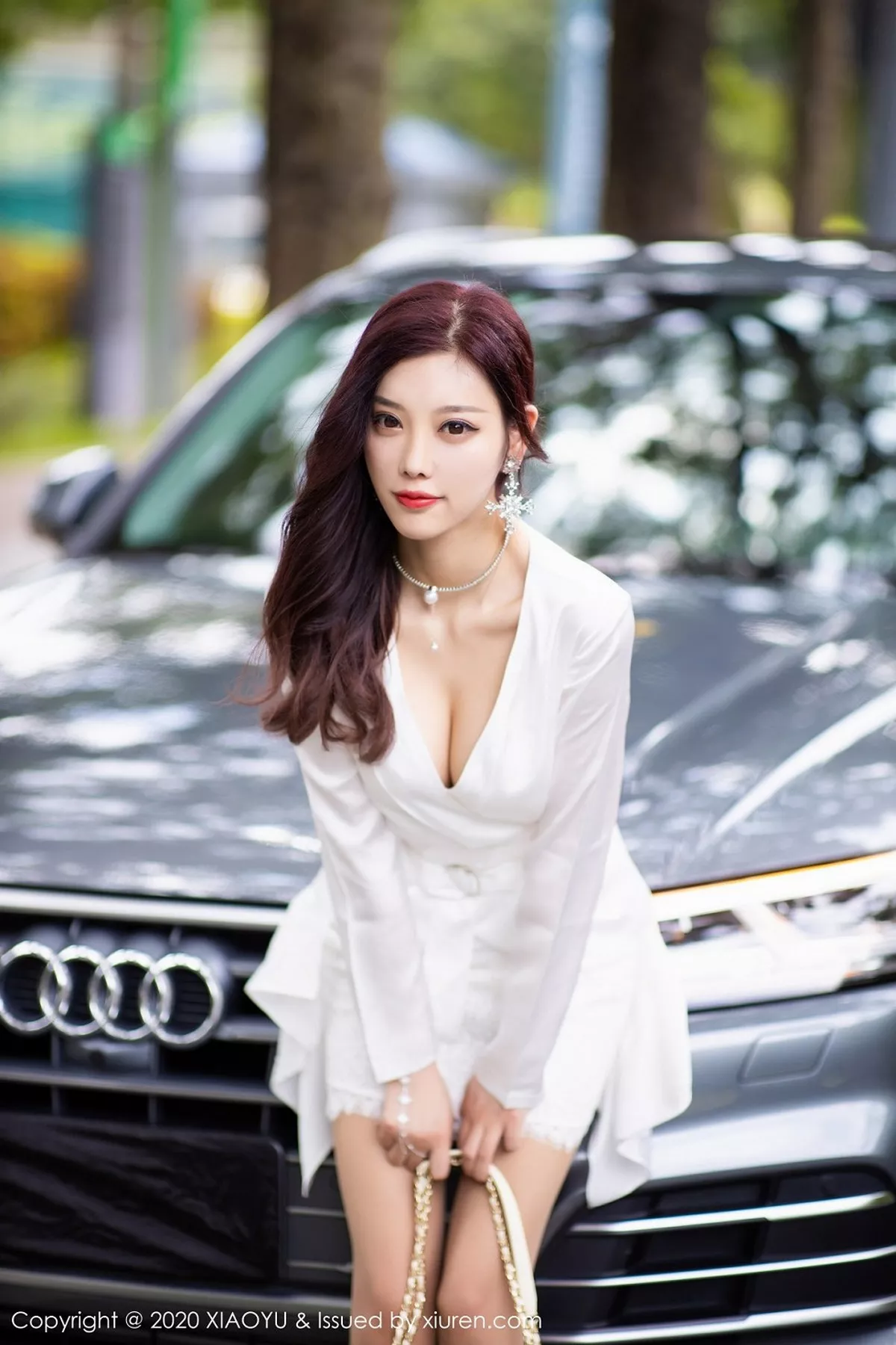 秀人集.com_[XiaoYu画语界]Vol.353_女神杨晨晨sugar阳朔旅拍室外车拍白衬衣配性感内衣诱惑写真84P