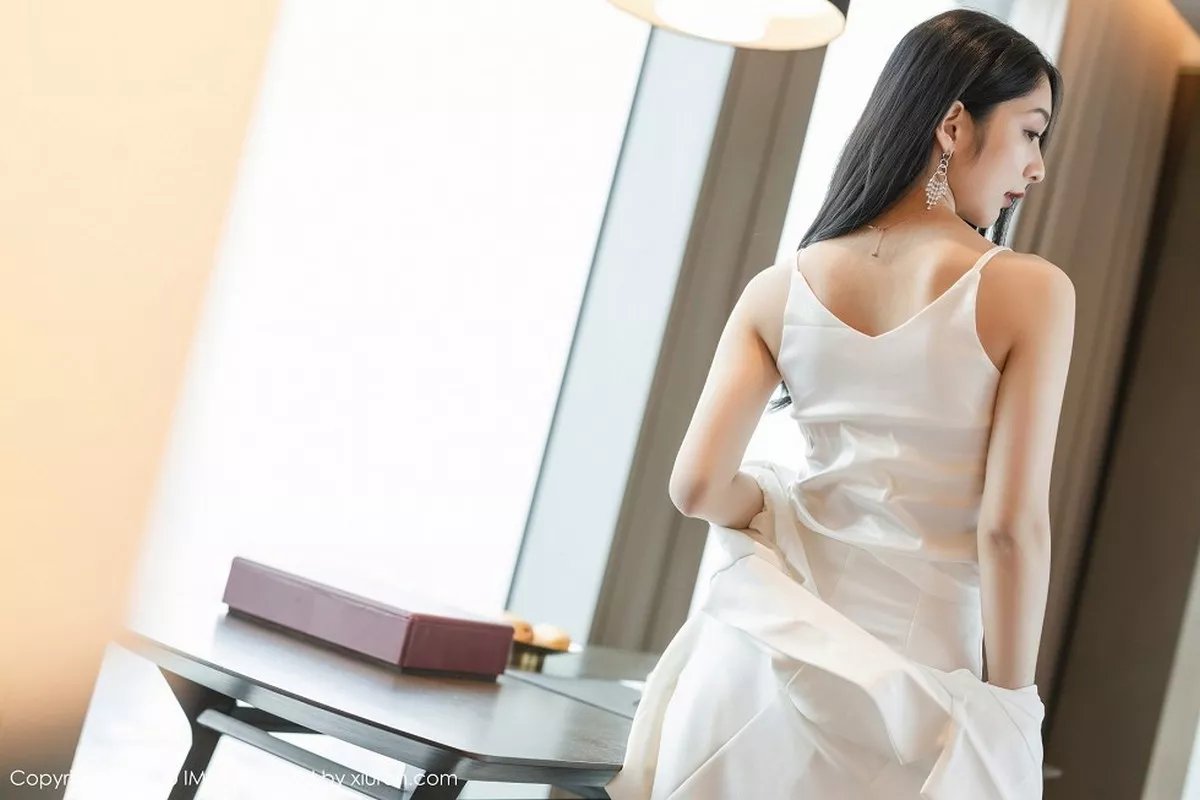 秀人集.com_[IMISS爱蜜社]Vol.484_女神Angela小热巴私房性感白色睡裙配肉丝裤袜撩人诱惑写真73P