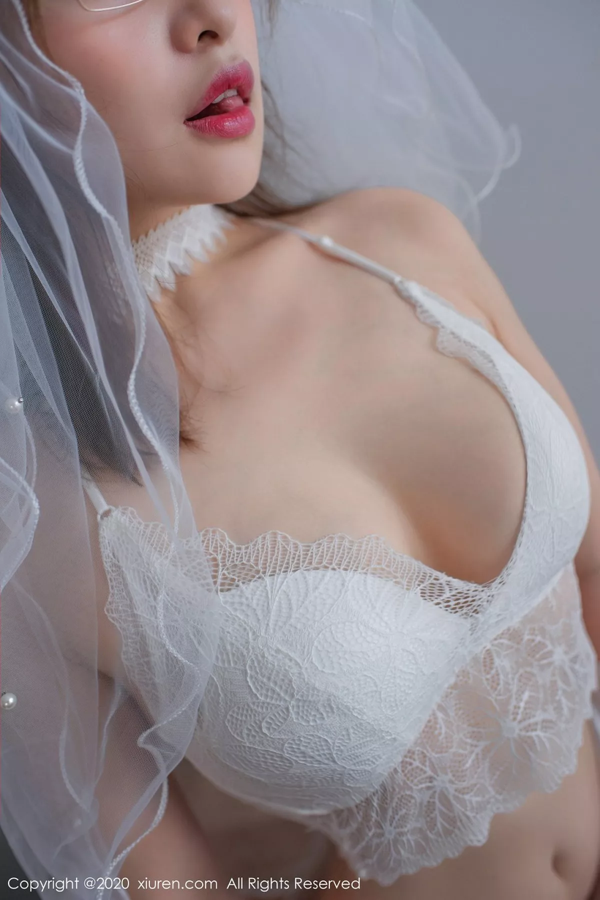 秀人集.com_[XiuRen秀人网]No.2359_嫩模小宣fancy大理旅拍私房白色新娘款婚纱秀火辣身材诱惑写真51P