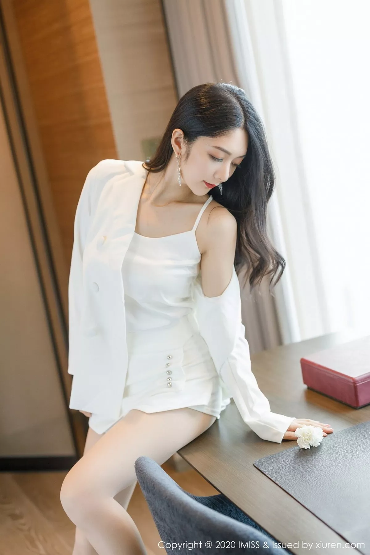 秀人集.com_[IMISS爱蜜社]Vol.484_女神Angela小热巴私房性感白色睡裙配肉丝裤袜撩人诱惑写真73P