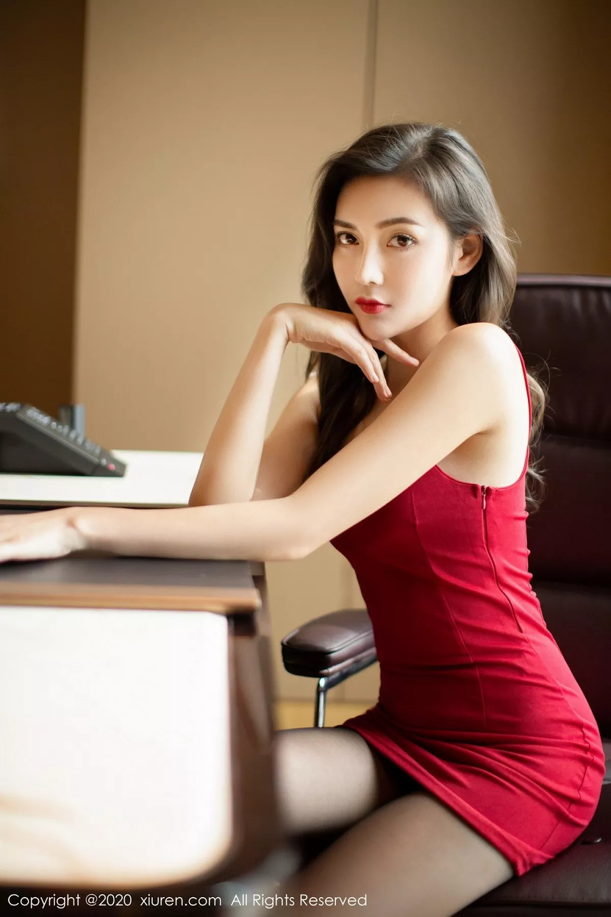 秀人集.com_[XiuRen秀人网]No.2369_嫩模夏玥私房性感红色吊裙配黑丝裤袜秀翘臀极致魅惑写真61P