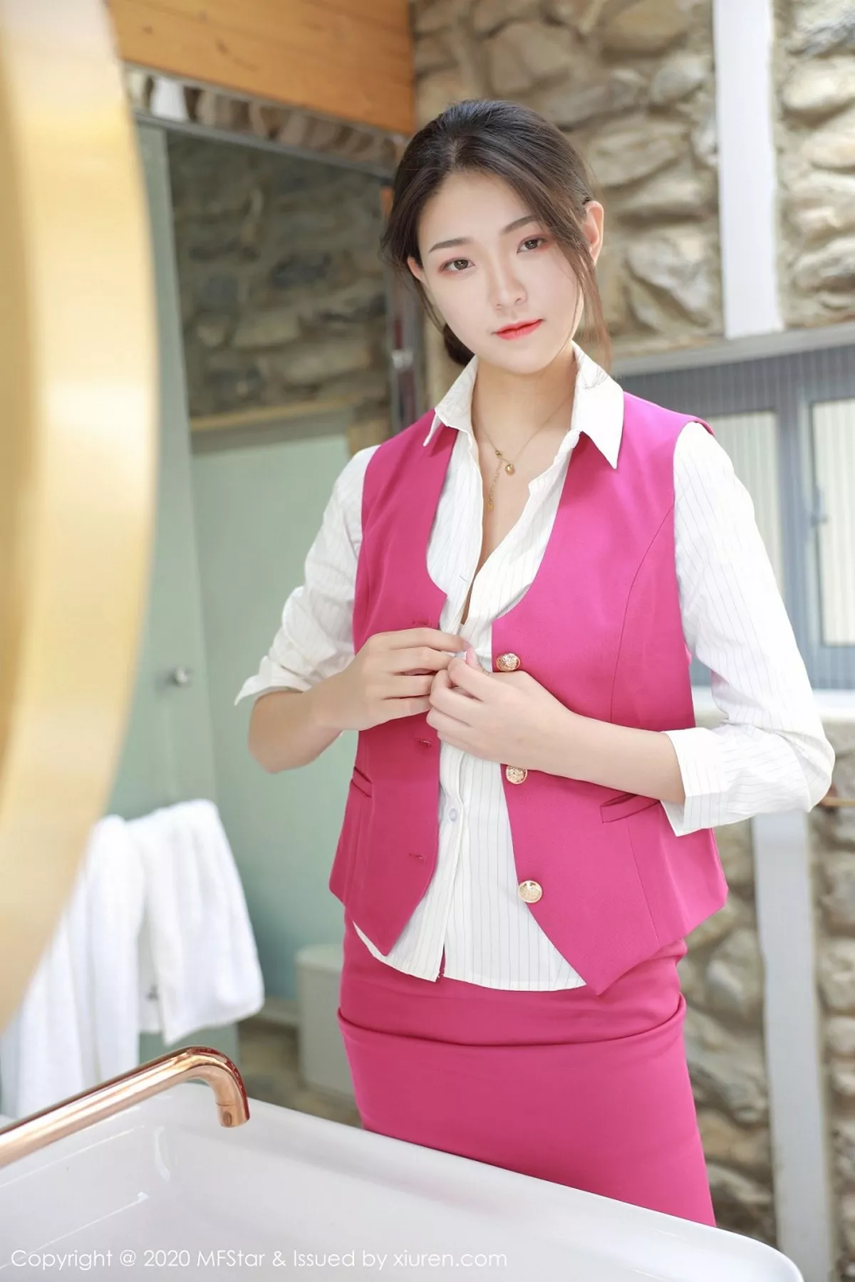 秀人集.com_[MFStar模范学院]Vol.356_嫩模Laura苏雨彤大理旅拍性感空乘制服半脱撩人诱惑写真60P