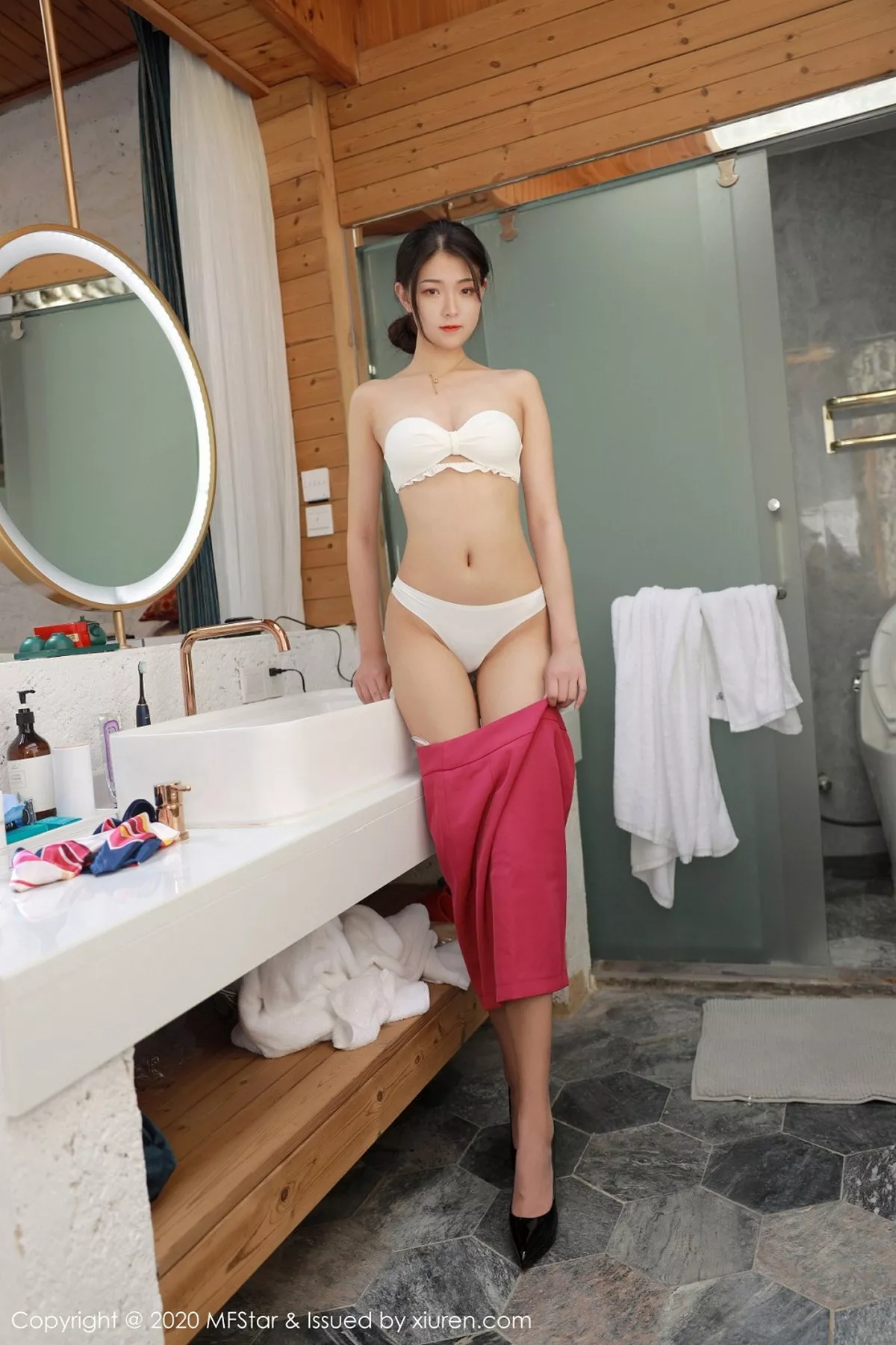 秀人集.com_[MFStar模范学院]Vol.356_嫩模Laura苏雨彤大理旅拍性感空乘制服半脱撩人诱惑写真60P