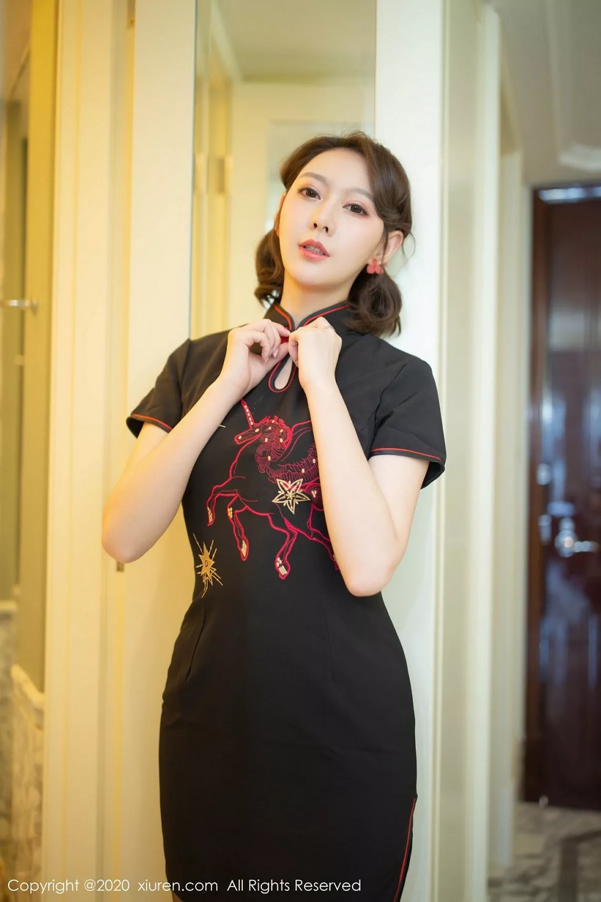 秀人集.com_[XiuRen秀人网]No.2379_气质女神艺轩脱古韵旗袍露性感蕾丝内衣黑丝裤袜极致魅惑写真84P