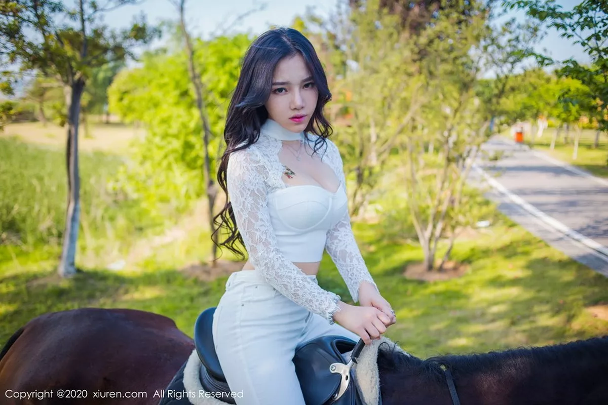 秀人集.com_[XiuRen秀人网]No.2380_嫩模夏雪爱户外JK制服+白色缕空马术服秀完美身材性感写真41P