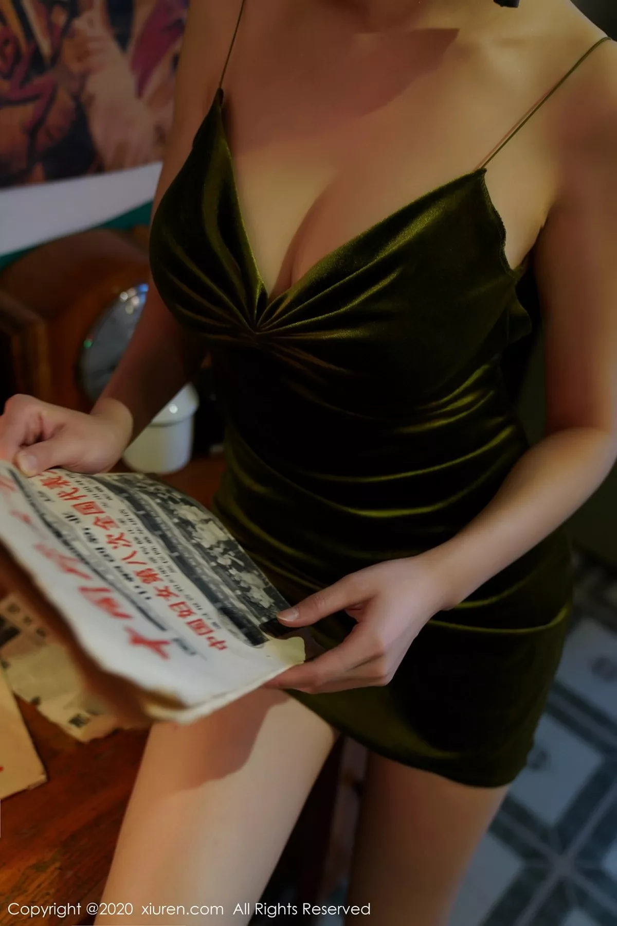 秀人集.com_[XiuRen秀人网]No.2477_女神奶瓶土肥圆港风系列性感低胸吊裙半撩露豪乳翘臀诱惑写真56P