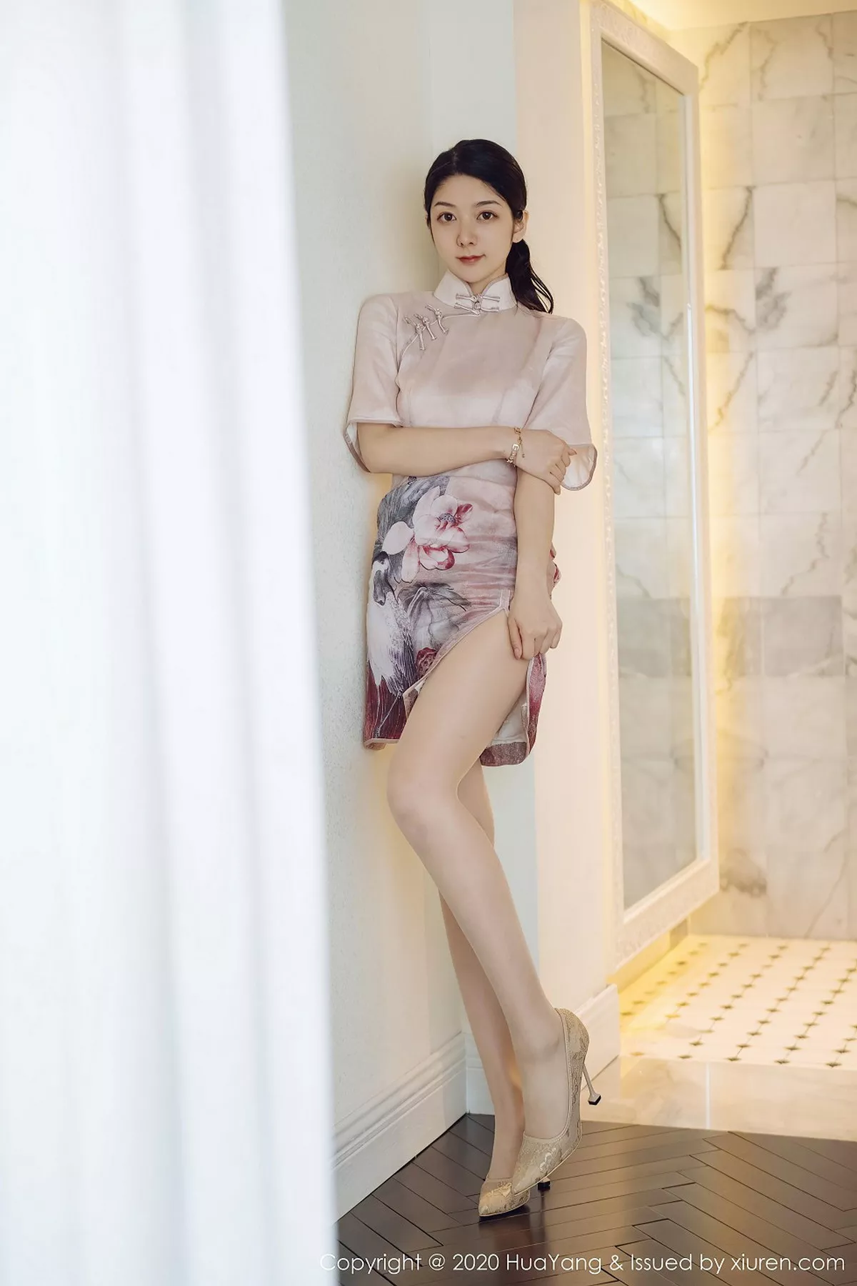 秀人集.com_[HuaYang花漾]Vol.285_女神Angela小热巴云南旅拍典雅吊裙+古韵旗袍完美诱惑写真60P