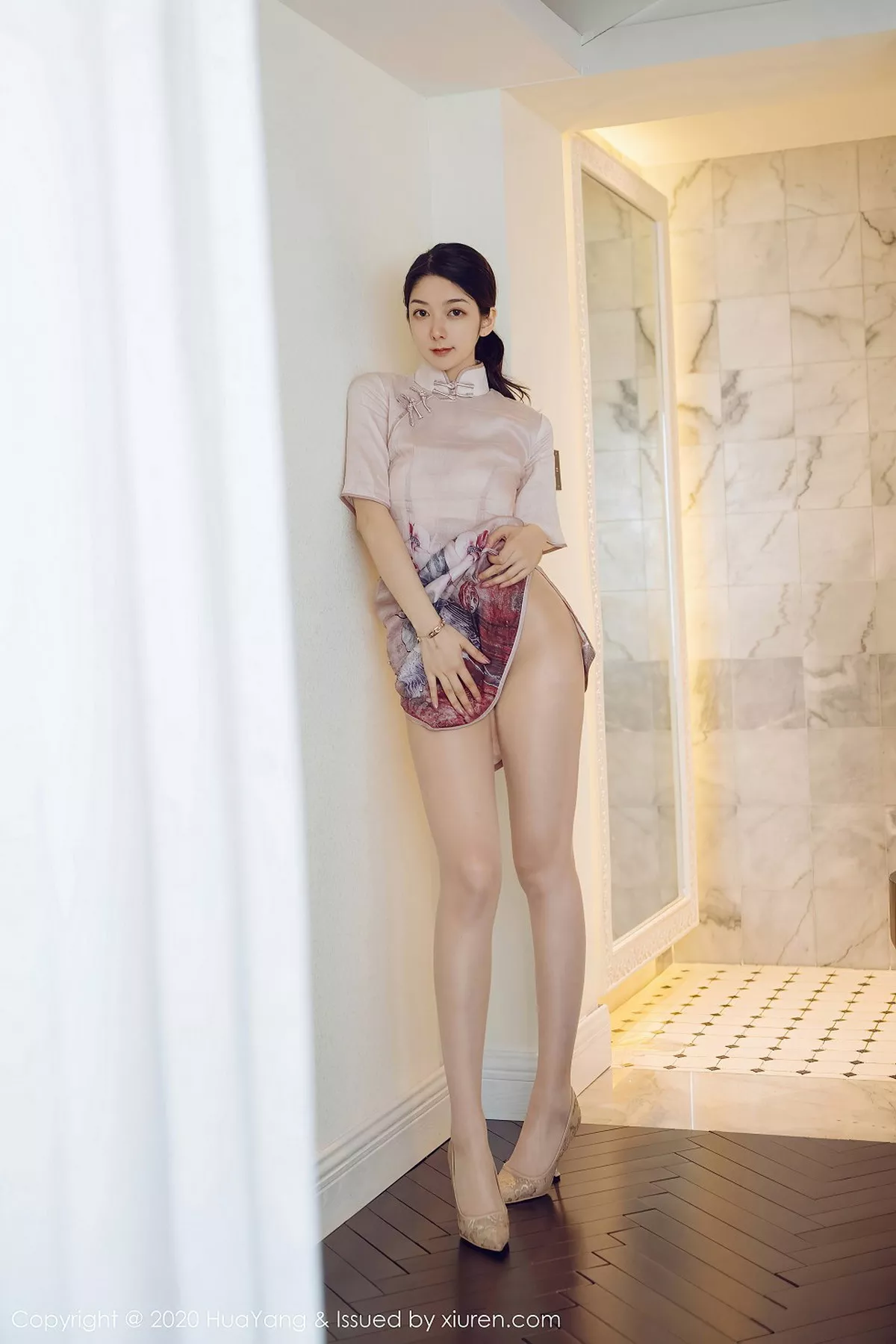 秀人集.com_[HuaYang花漾]Vol.285_女神Angela小热巴云南旅拍典雅吊裙+古韵旗袍完美诱惑写真60P