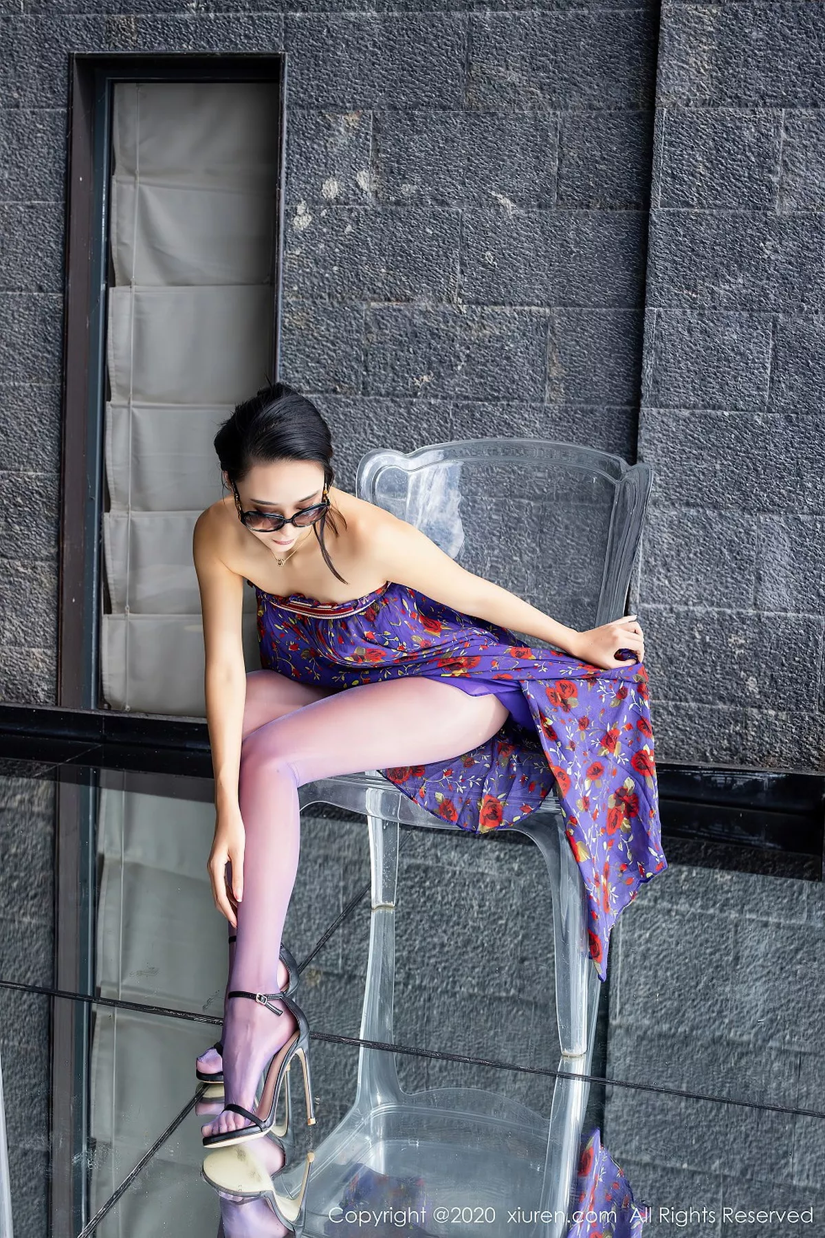 秀人集.com_[XiuRen秀人网]No.2544_嫩模蓝夏Akasha户外紫色花衣配紫丝裤袜秀美腿玉足诱惑写真49P