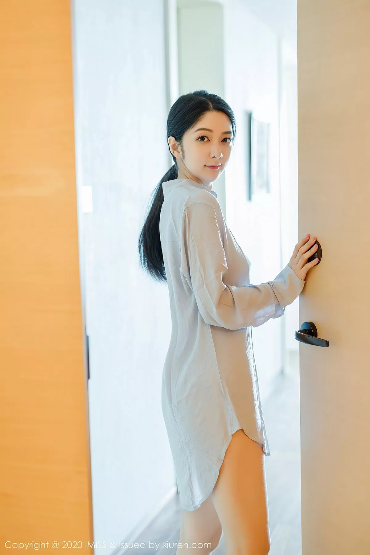 秀人集.com_[IMISS爱蜜社]Vol.499_女神Angela小热巴女友视觉主题性感衬衣秀白嫩美腿诱惑写真52P