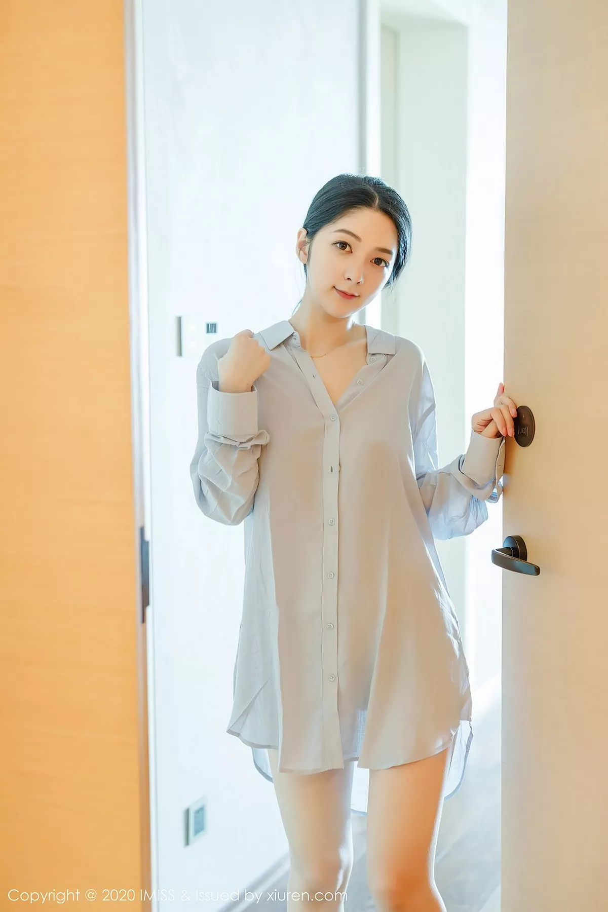 秀人集.com_[IMISS爱蜜社]Vol.499_女神Angela小热巴女友视觉主题性感衬衣秀白嫩美腿诱惑写真52P