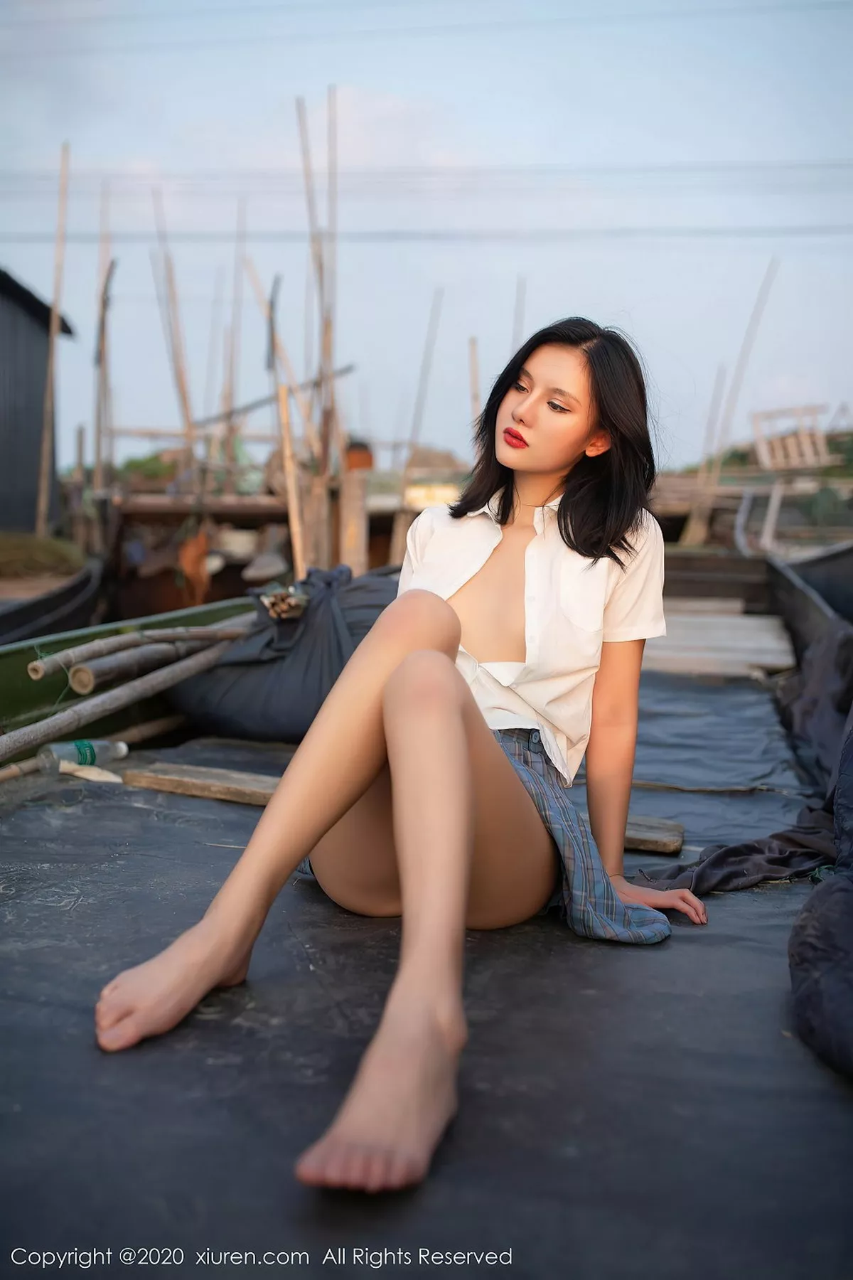 秀人集.com_[XiuRen秀人网]No.2558_女神就是阿朱啊海边渔村主题半撩短裙脱内裤秀翘臀诱惑写真51P