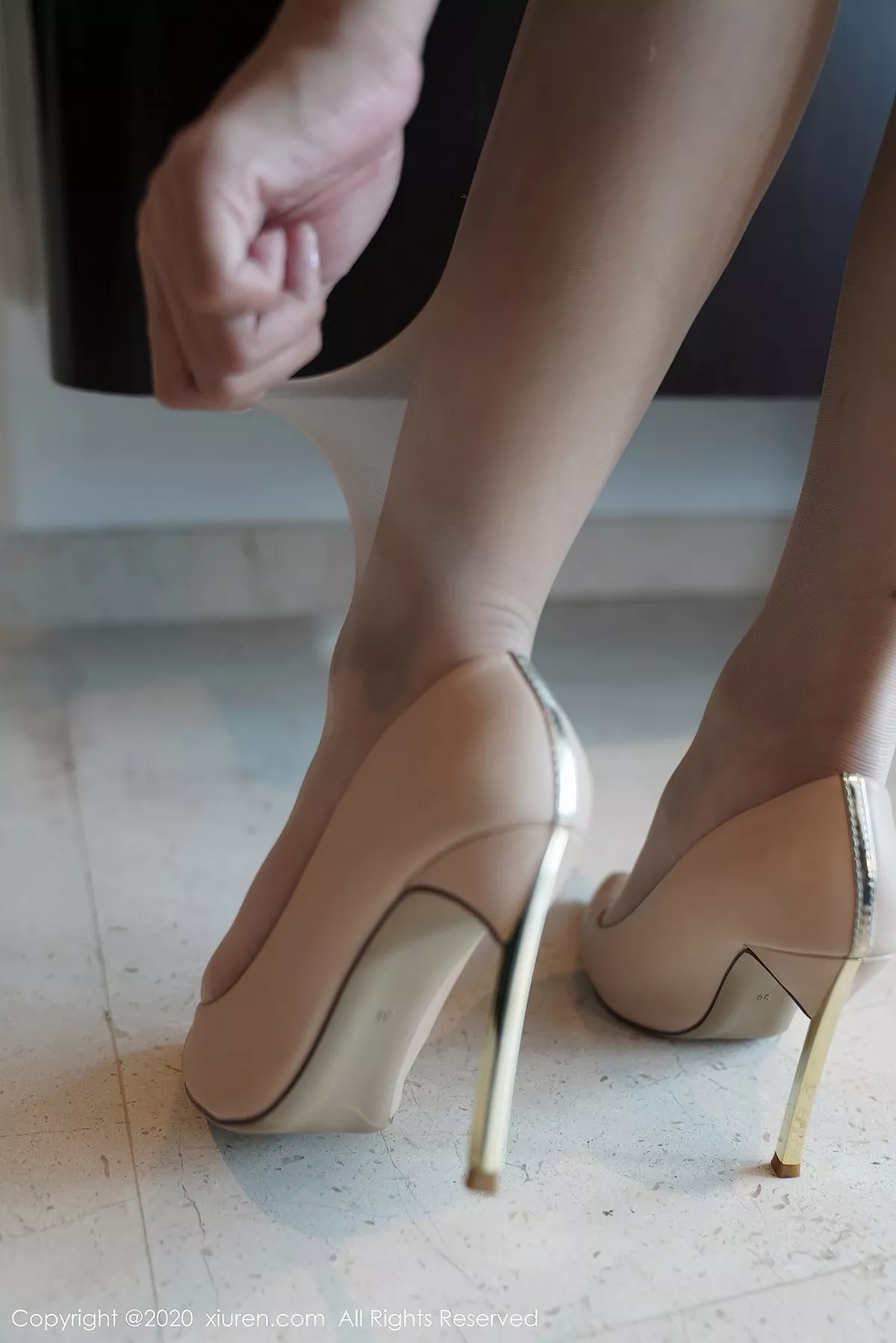 秀人集.com_[XiuRen秀人网]No.2564_嫩模小蛮妖Yummy职场白衬衫黑短裙半脱露超薄肉丝裤袜诱惑写真70P