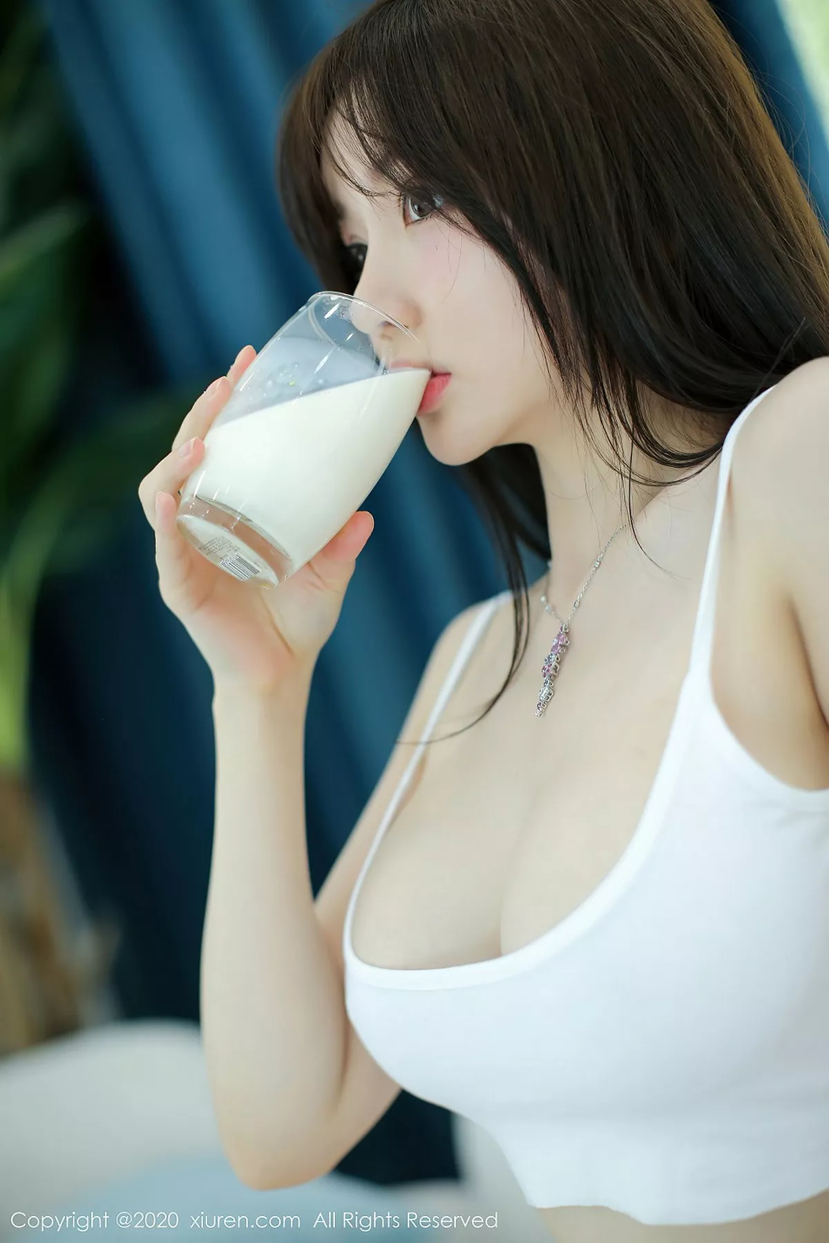 秀人集.com_[XiuRen秀人网]No.2565_嫩模糯美子Mini三亚旅拍私房白色吊带内衣半撩露豪乳诱惑写真46P