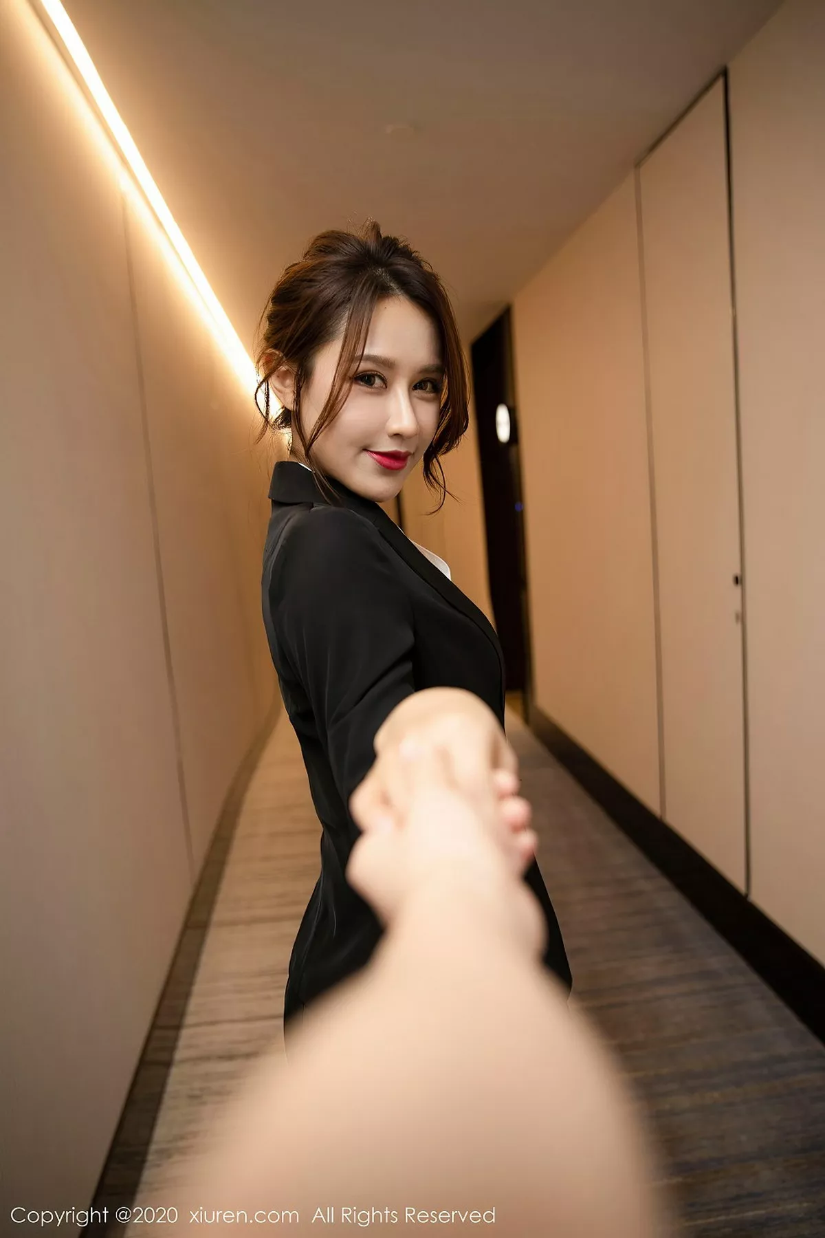 秀人集.com_[XiuRen秀人网]No.2580_嫩模徐安安酒店私人管家主题脱职场制服露性感白色内衣诱惑写真86P