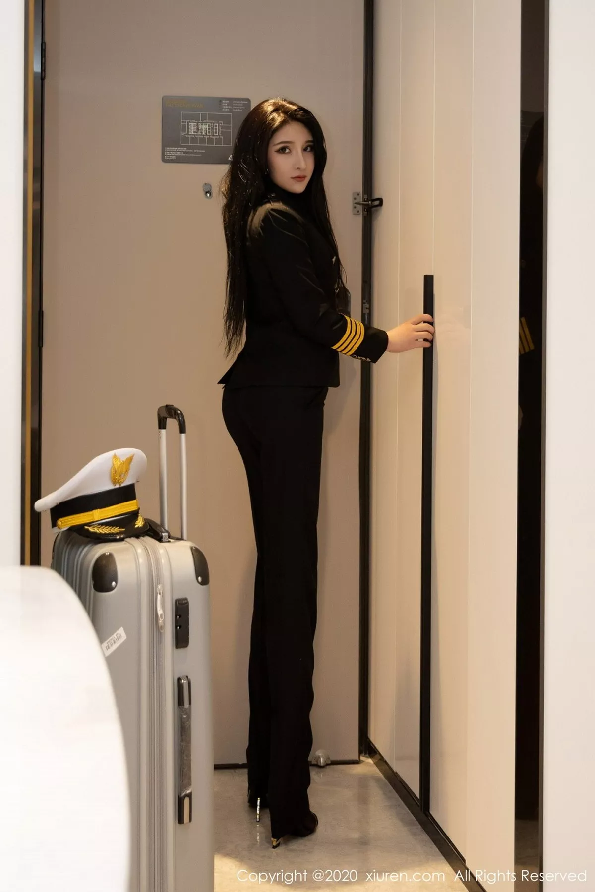 秀人集.com_[XiuRen秀人网]No.2484_嫩模蛛妹妹妹飒爽帅气女机长主题私房开档黑丝裤袜完美诱惑写真59P