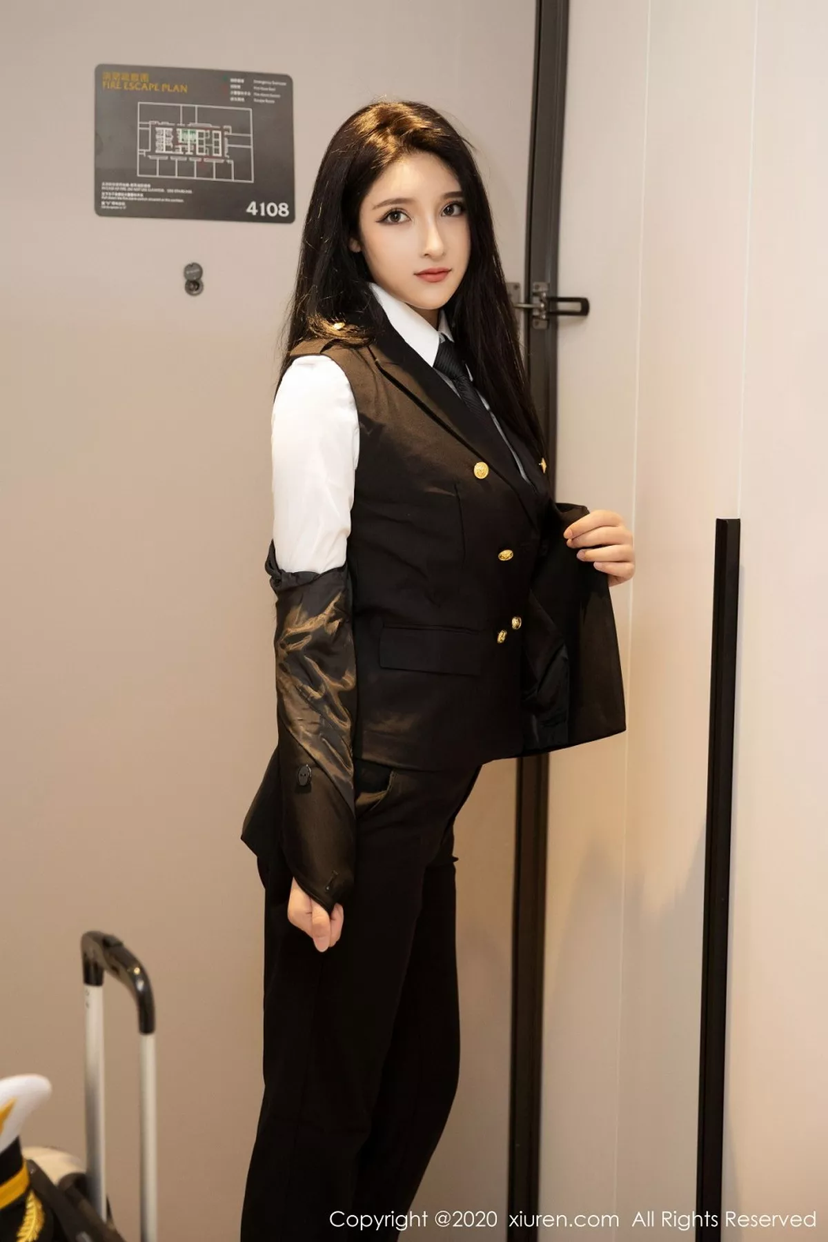 秀人集.com_[XiuRen秀人网]No.2484_嫩模蛛妹妹妹飒爽帅气女机长主题私房开档黑丝裤袜完美诱惑写真59P