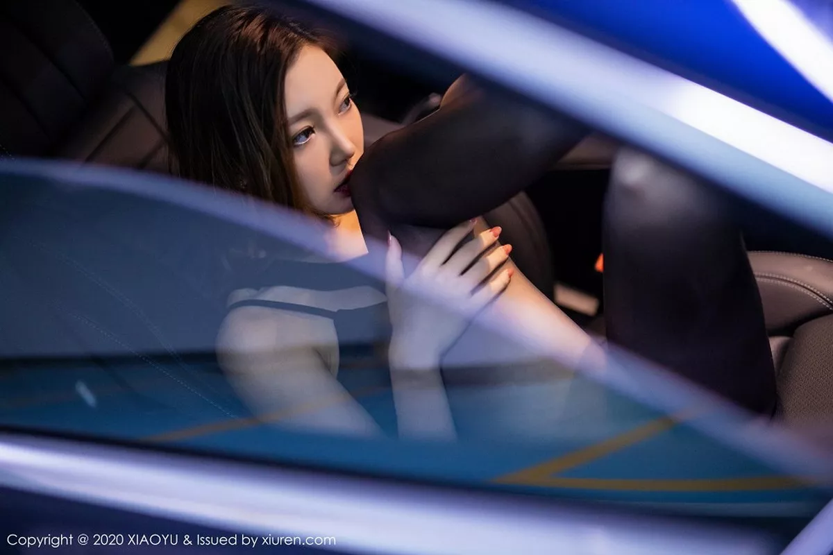 秀人集.com_[XiaoYu画语界]Vol.356_女神冯木木LRIS绚丽光影时尚车拍主题无内黑丝裤袜诱惑写真110P