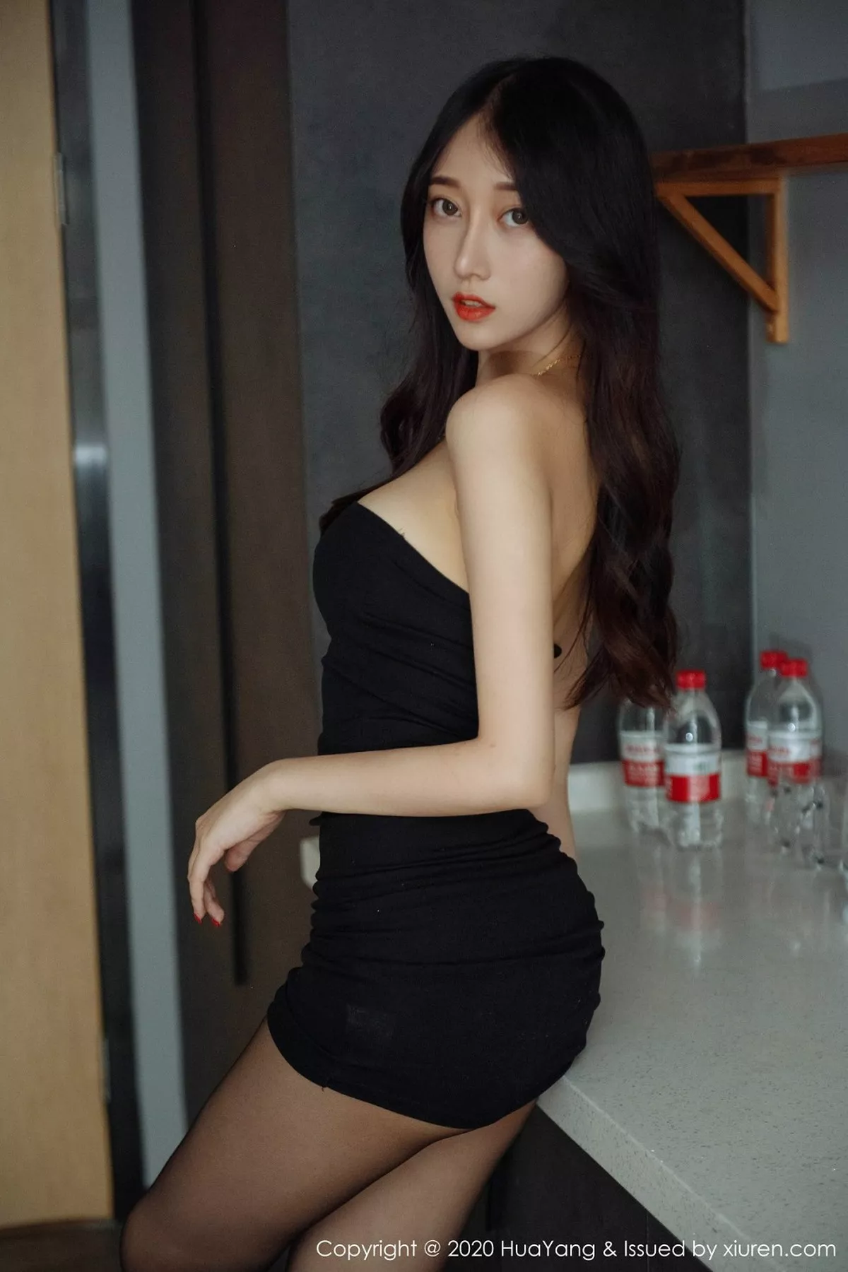 秀人集.com_[HuaYang花漾]Vol.279_模特玥儿玥er私房黑色吊裙配黑丝裤袜露豹纹内裤诱惑写真71P