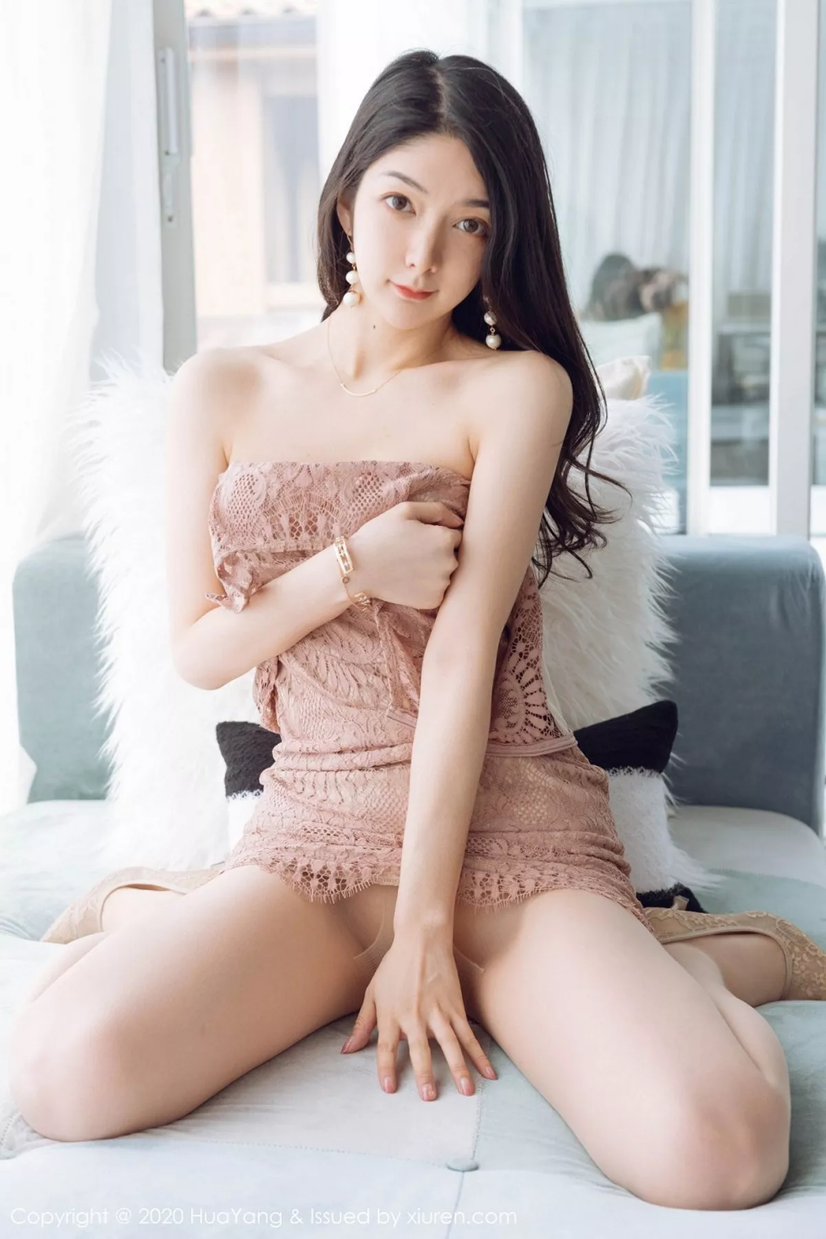 秀人集.com_[HuaYang花漾]Vol.280_女神Angela小热巴云南旅拍粉色典雅礼裙配无内肉丝裤袜诱惑写真53P