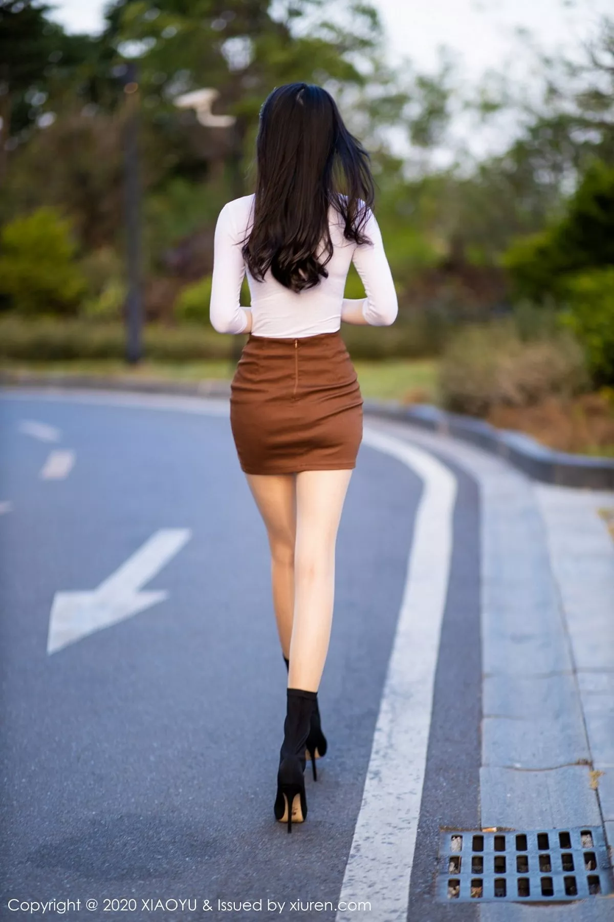 秀人集.com_[XiaoYu画语界]Vol.387_嫩模言沫靓丽户外车拍主题性感红色内衣配肉丝袜诱惑写真105P