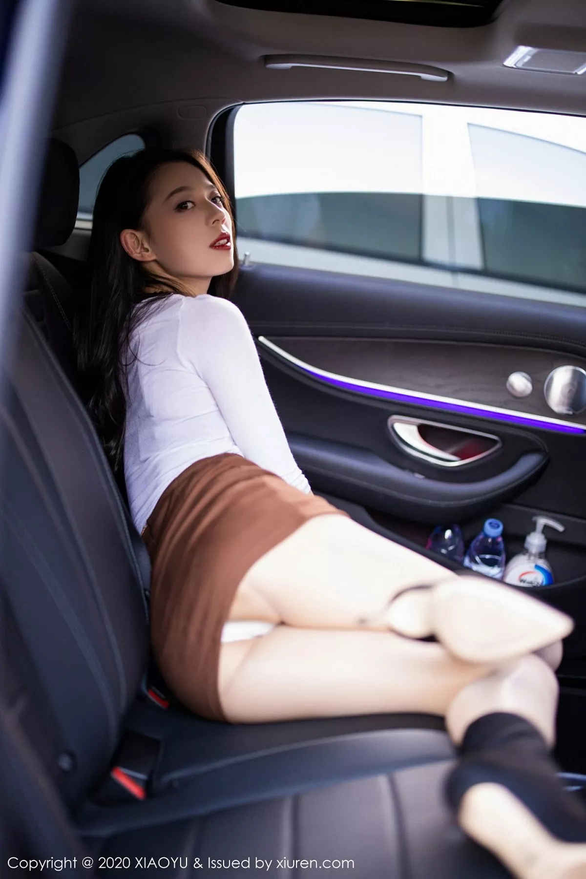 秀人集.com_[XiaoYu画语界]Vol.387_嫩模言沫靓丽户外车拍主题性感红色内衣配肉丝袜诱惑写真105P