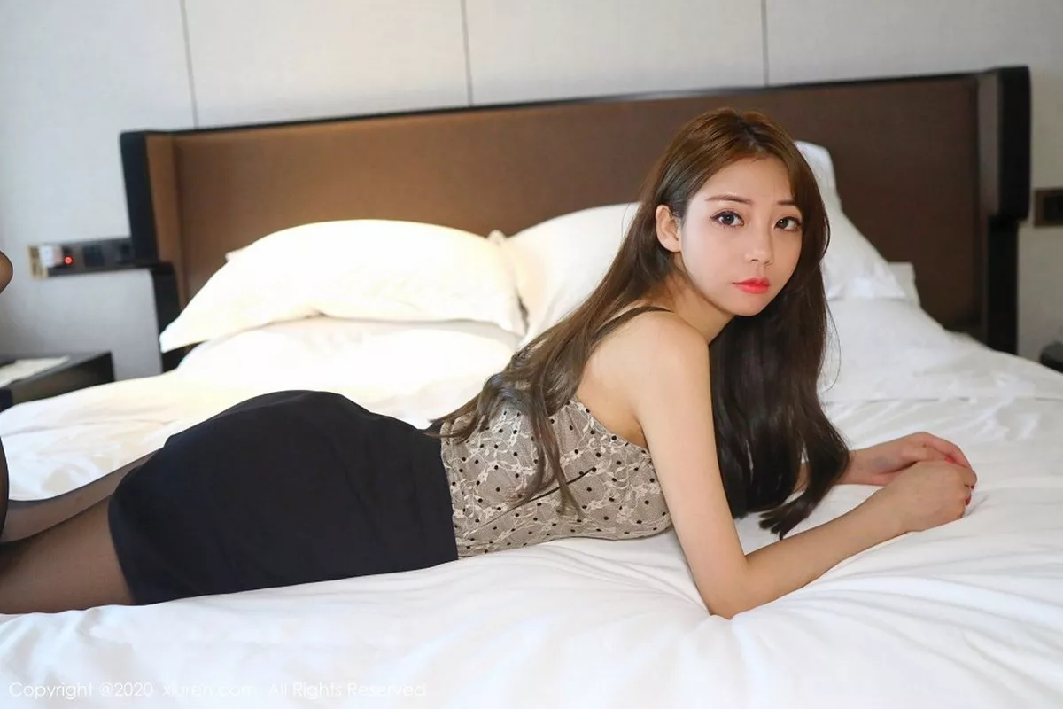 秀人集.com_[XiuRen秀人网]No.2657_嫩模佘贝拉bella私房吊带裙半撩露无内黑丝裤袜秀翘臀诱惑写真40P