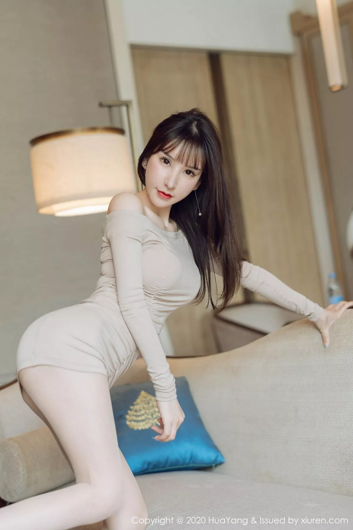 秀人集.com_[HuaYang花漾]Vol.305_女神周于希Sandy西双版纳旅拍米色连身裙秀完美身材诱惑写真72P