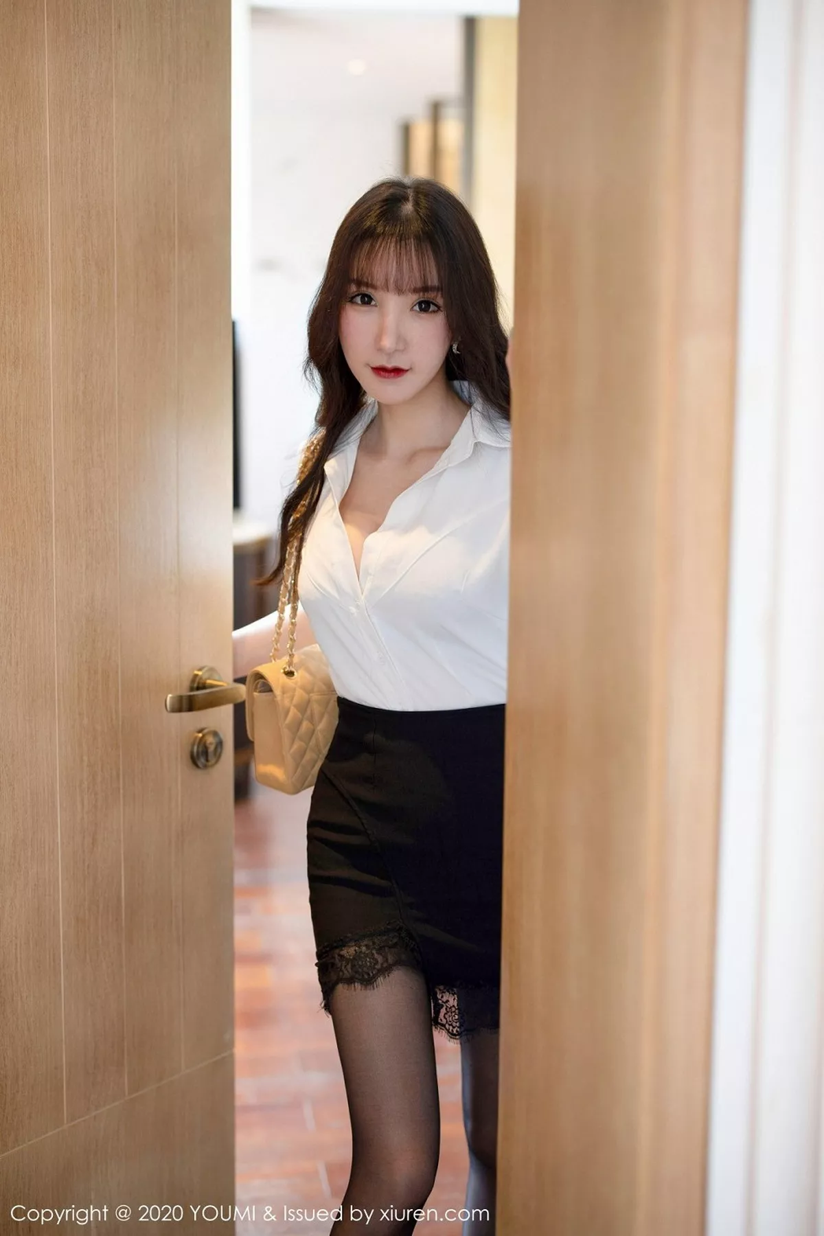 秀人集.com_[YouMi尤蜜荟]Vol.542_女神周于希Sandy西双版纳旅拍半脱露开档黑丝裤袜诱惑写真58P