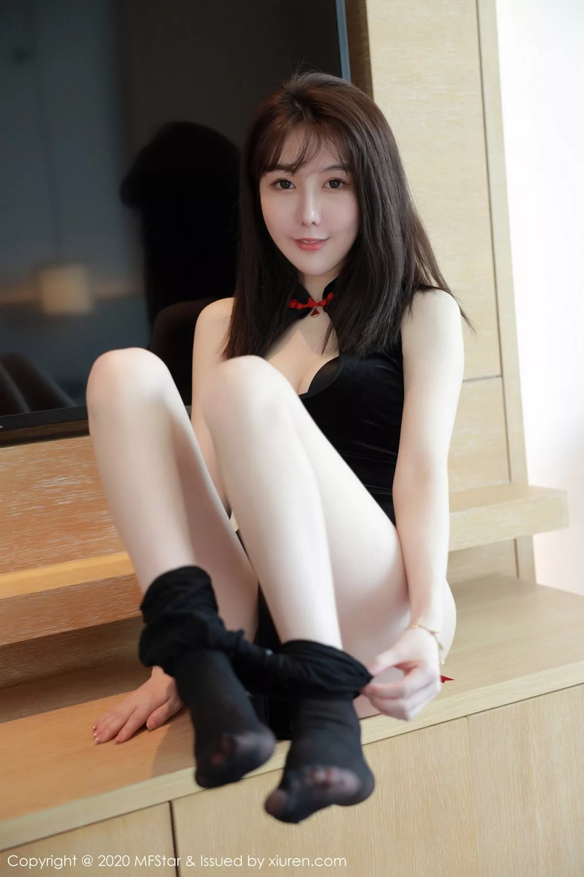 秀人集.com_[MFStar模范学院]Vol.402_模特薛琪琪sandy四川旅拍高开黑色礼裙配黑丝裤袜诱惑写真69P