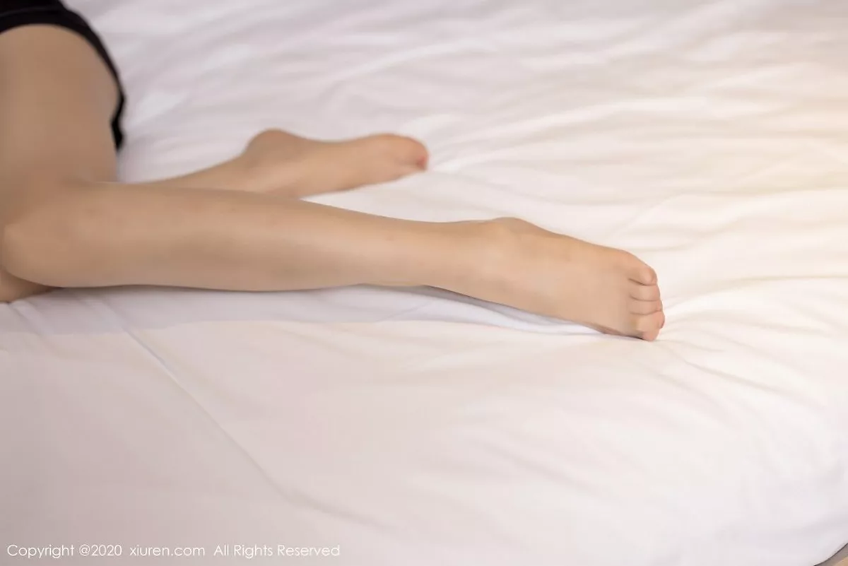 秀人集.com_[XiuRen秀人网]No.2687_嫩模言沫私房床上脱紫色连身裙露酒红色内衣秀美腿迷人诱惑写真51P