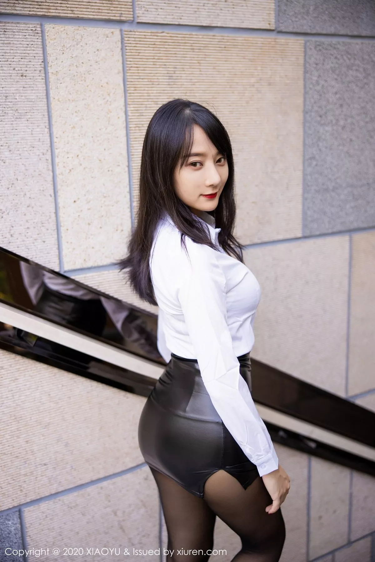 秀人集.com_[XiaoYu画语界]Vol.394_嫩模何嘉颖私房床上性感白衬衣配无内黑丝裤袜极致魅惑写真93P