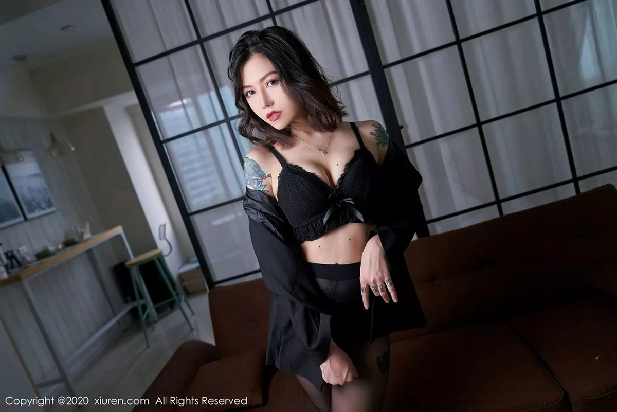 秀人集.com_[XiuRen秀人网]No.2711_模特舌尖上的菊花私房黑衣主题半脱露性感内衣黑丝裤袜诱惑写真70P