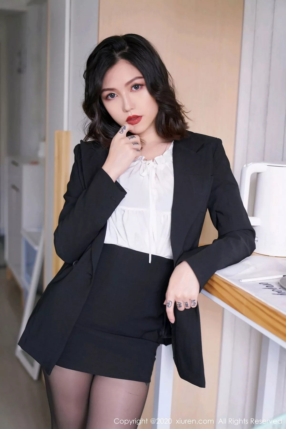 秀人集.com_[XiuRen秀人网]No.2711_模特舌尖上的菊花私房黑衣主题半脱露性感内衣黑丝裤袜诱惑写真70P