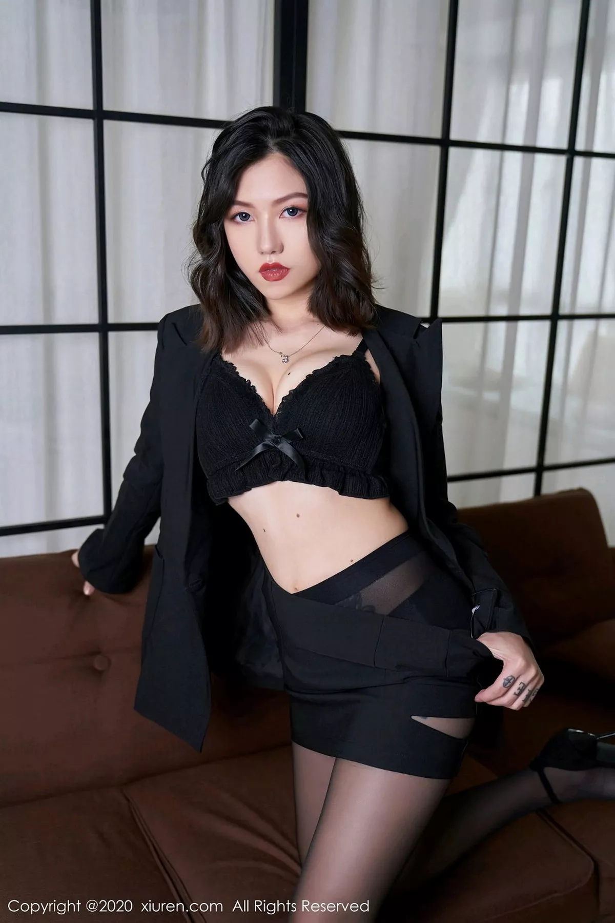 秀人集.com_[XiuRen秀人网]No.2711_模特舌尖上的菊花私房黑衣主题半脱露性感内衣黑丝裤袜诱惑写真70P