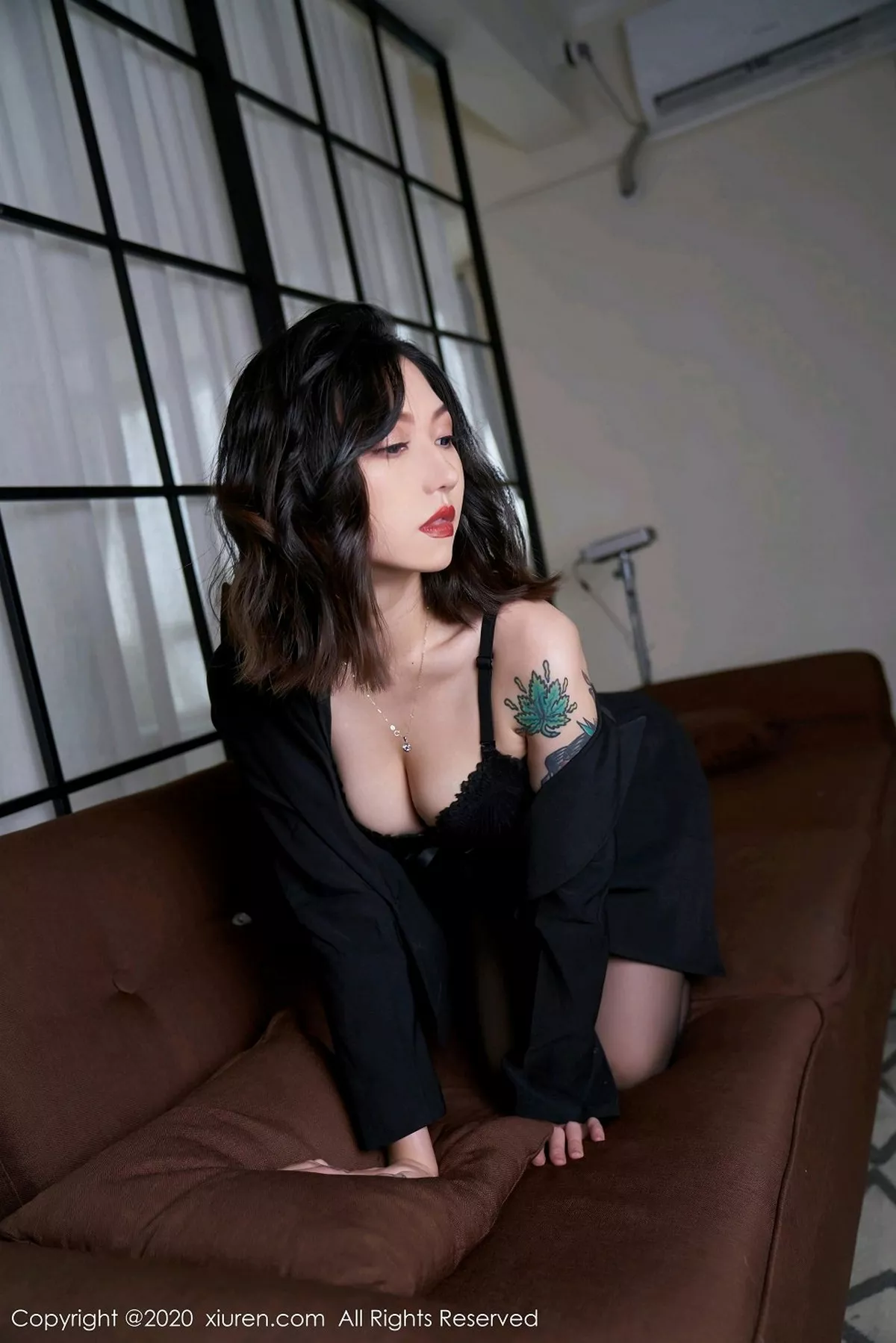 秀人集.com_[XiuRen秀人网]No.2711_模特舌尖上的菊花私房黑衣主题半脱露性感内衣黑丝裤袜诱惑写真70P