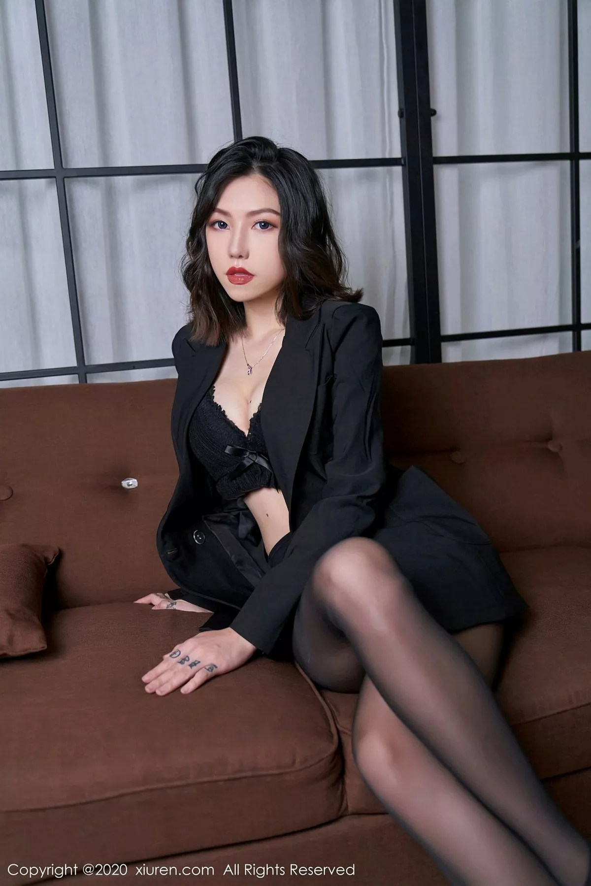 秀人集.com_[XiuRen秀人网]No.2711_模特舌尖上的菊花私房黑衣主题半脱露性感内衣黑丝裤袜诱惑写真70P