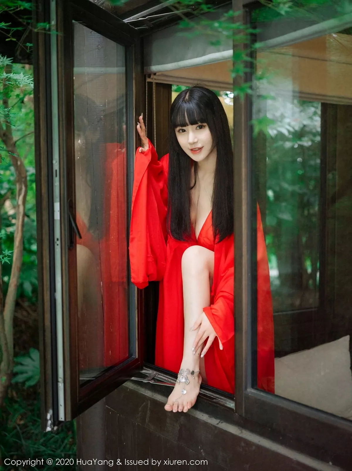 秀人集.com_[HuaYang花漾]Vol.310_女神朱可儿Flower杭州旅拍鲜红古典长裙包裹火辣胴体诱惑写真70P