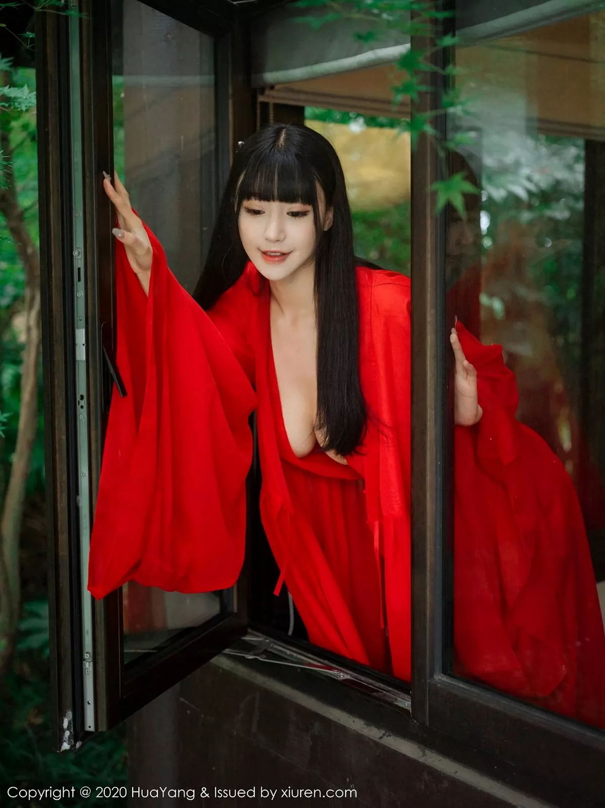 秀人集.com_[HuaYang花漾]Vol.310_女神朱可儿Flower杭州旅拍鲜红古典长裙包裹火辣胴体诱惑写真70P