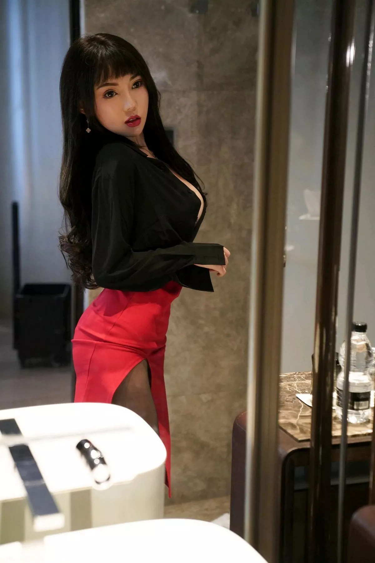 秀人集.com_[XiuRen秀人网]No.2738_嫩模萌汉药baby上海旅拍红色短裙配无内黑丝裤袜秀翘臀诱惑写真50P