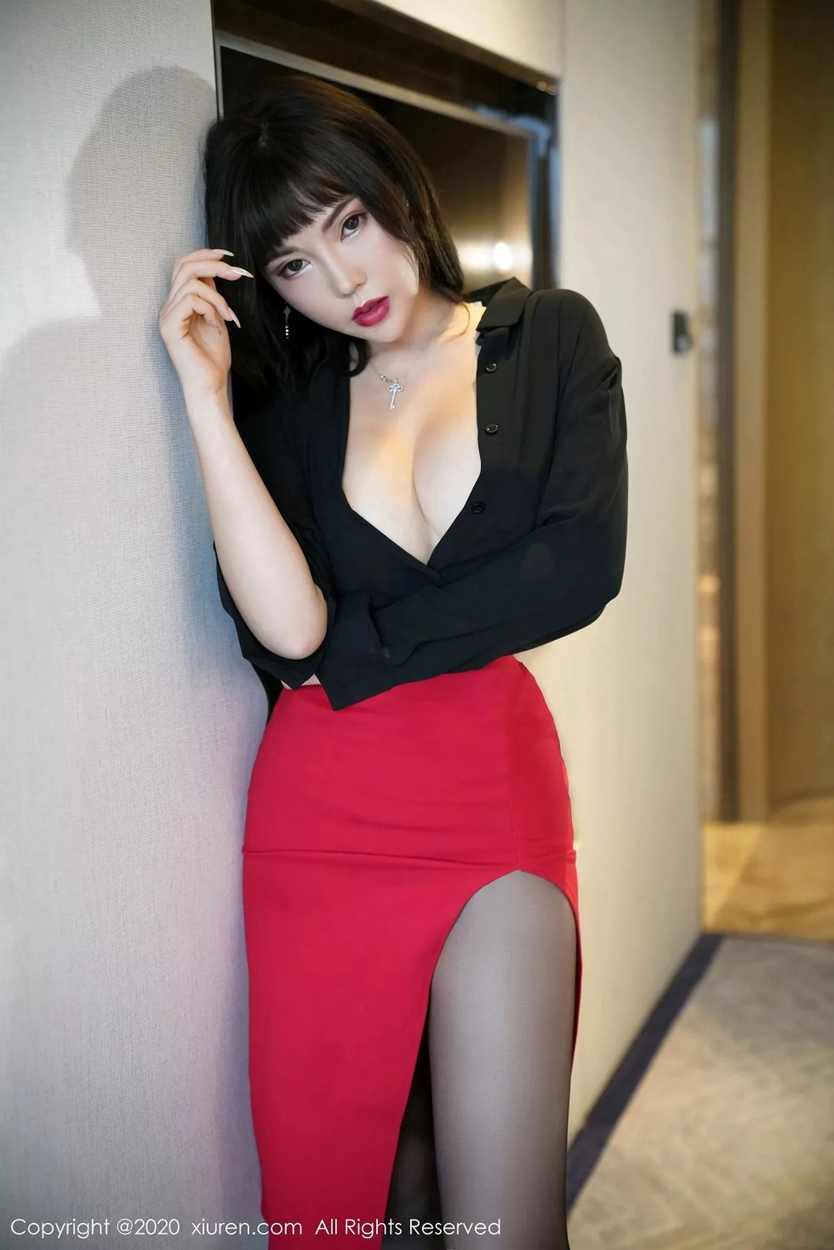 秀人集.com_[XiuRen秀人网]No.2738_嫩模萌汉药baby上海旅拍红色短裙配无内黑丝裤袜秀翘臀诱惑写真50P