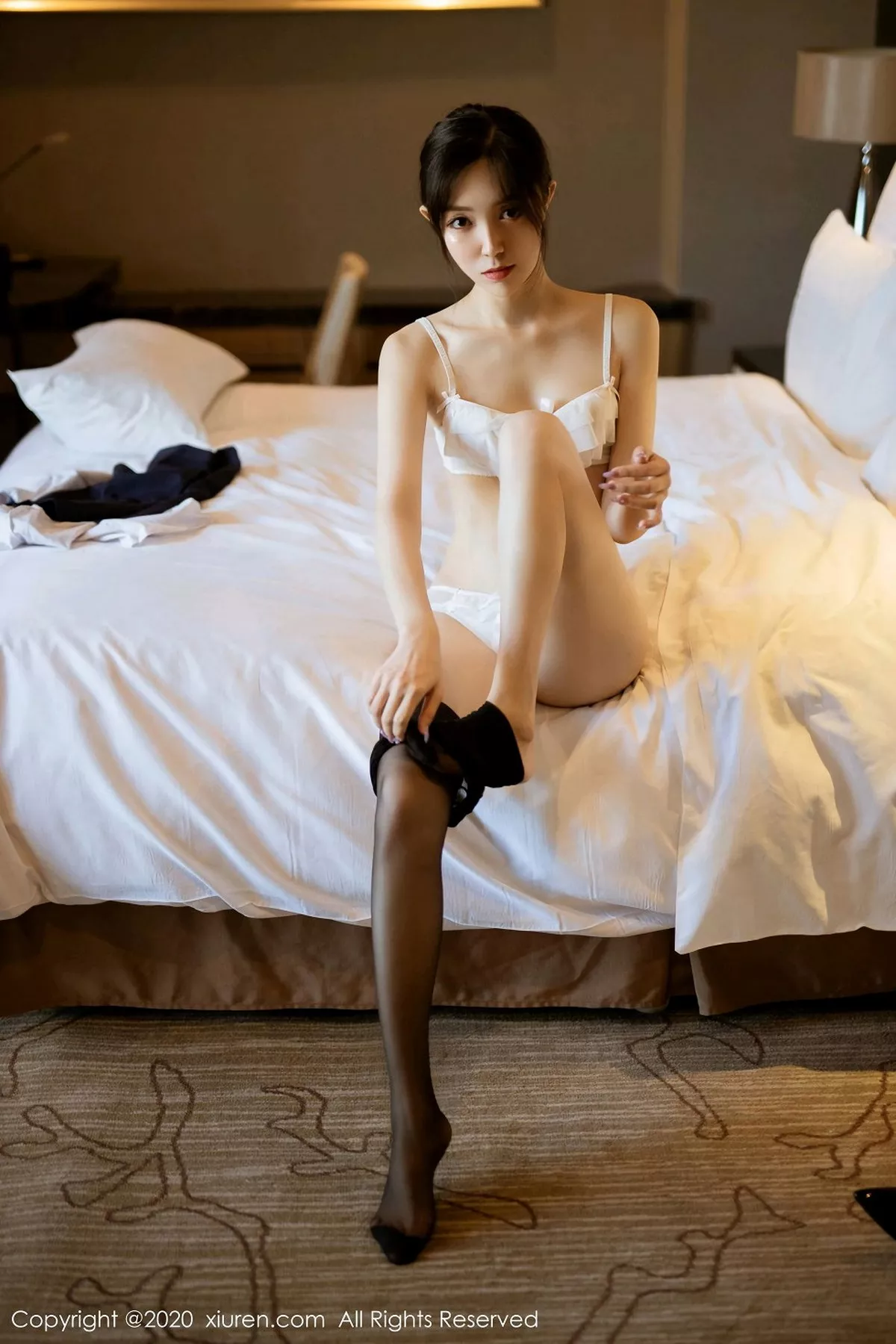 秀人集.com_[XiuRen秀人网]No.2735_嫩模九千柒柒经典职场制服主题半脱露白色内衣黑丝裤袜诱惑写真46P