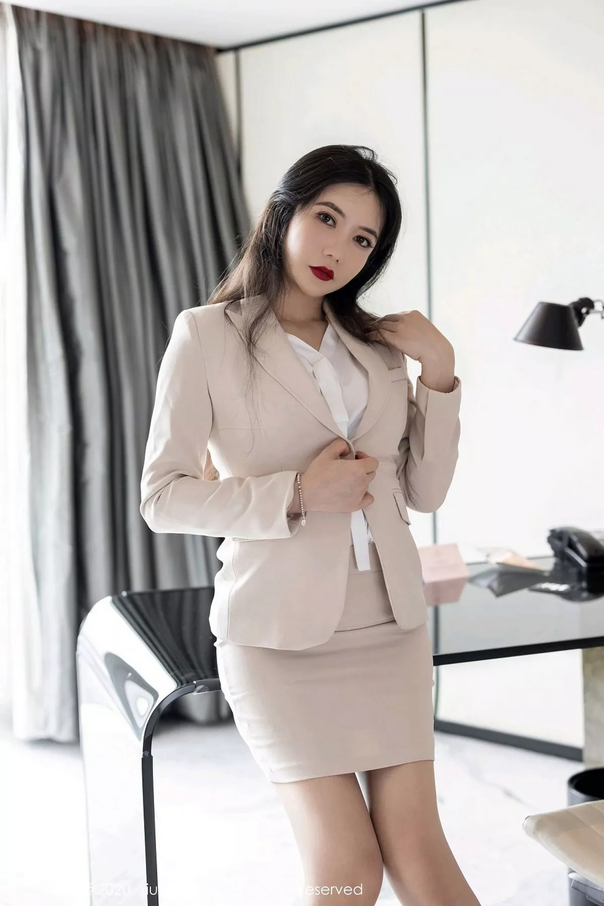 秀人集.com_[XiuRen秀人网]No.2736_女神心妍小公主私房床上紫色蕾丝内衣秀惹火身材撩人诱惑写真37P