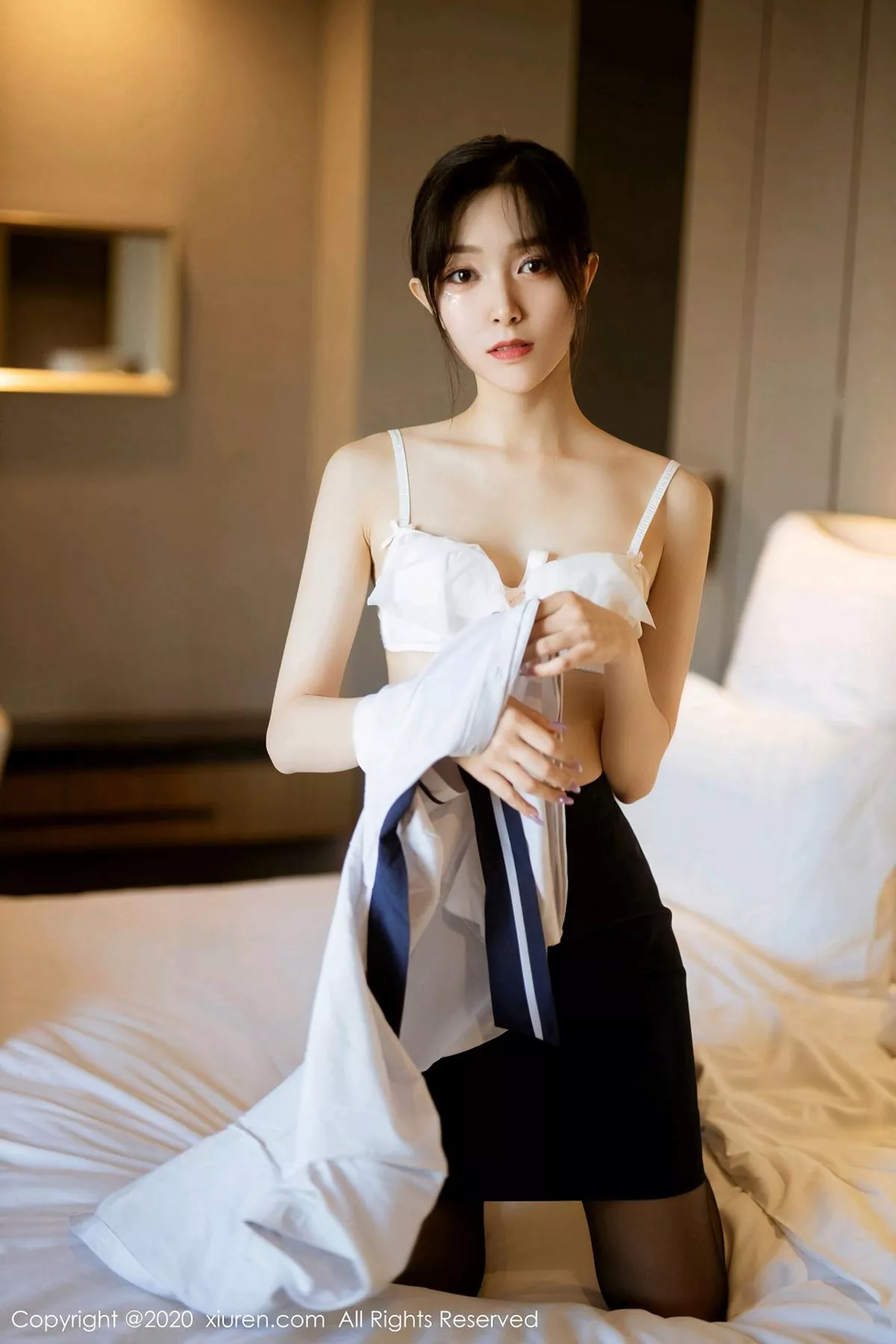 秀人集.com_[XiuRen秀人网]No.2735_嫩模九千柒柒经典职场制服主题半脱露白色内衣黑丝裤袜诱惑写真46P