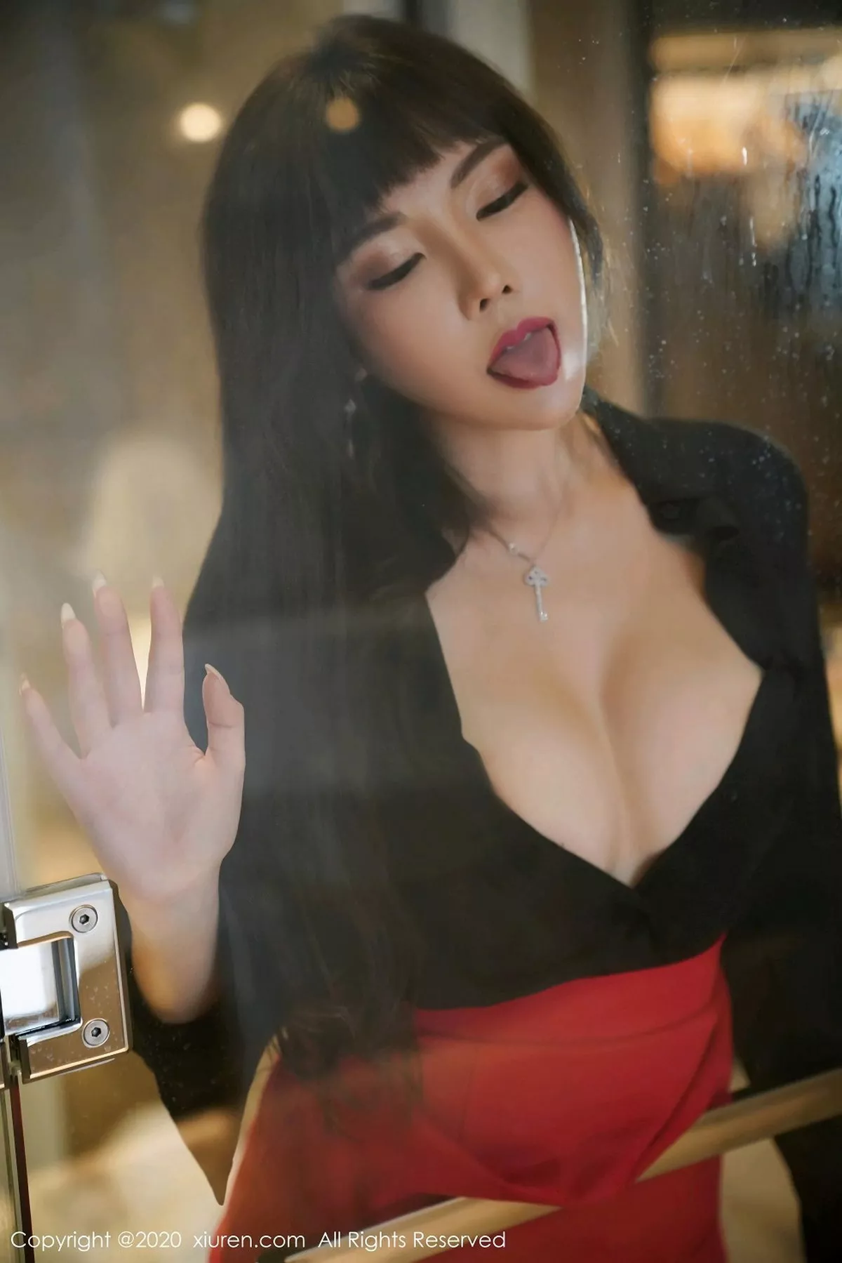 秀人集.com_[XiuRen秀人网]No.2738_嫩模萌汉药baby上海旅拍红色短裙配无内黑丝裤袜秀翘臀诱惑写真50P